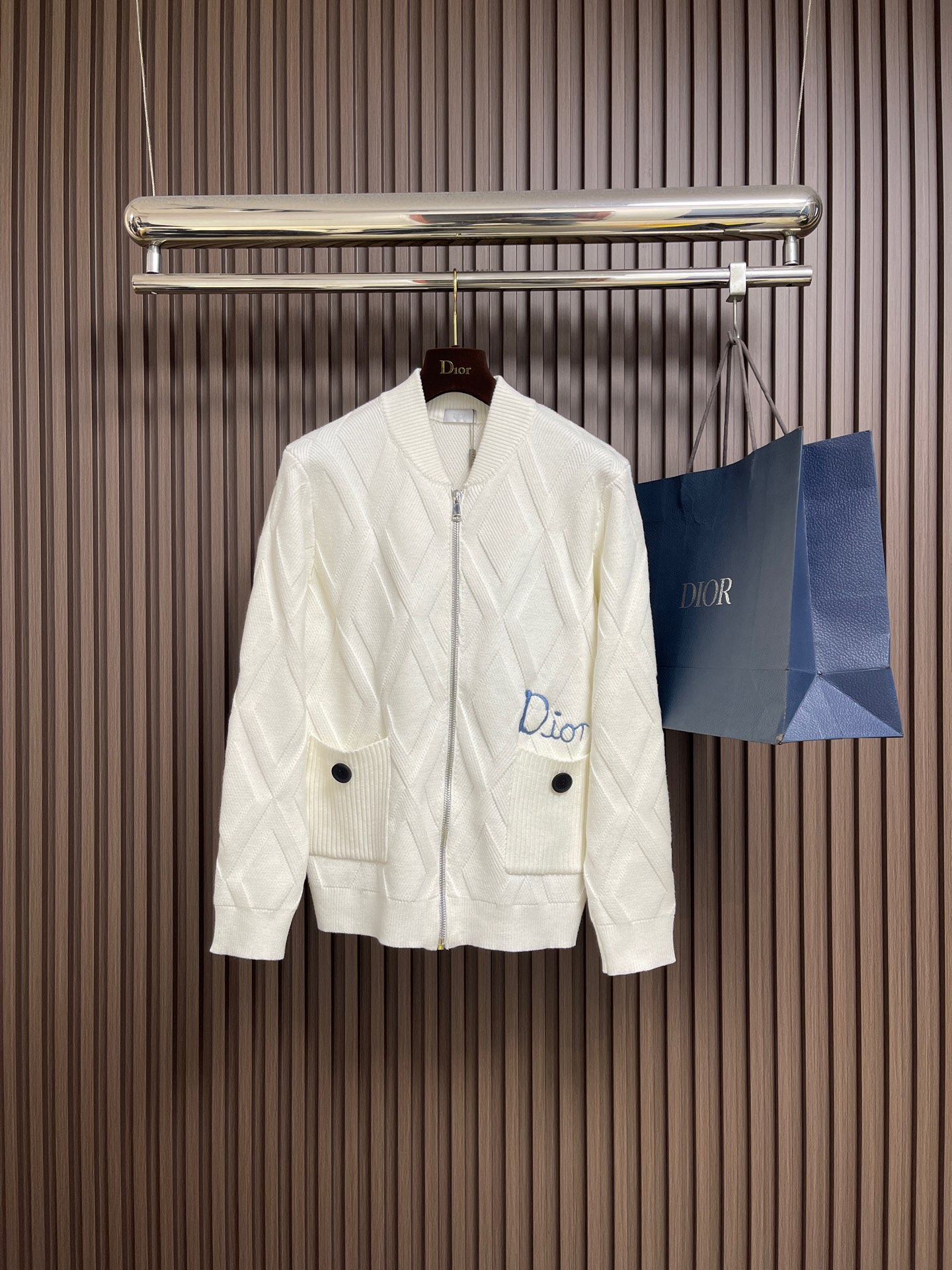 NO:683113,Dior  The contrasting logo wool knitted sweater cardigan is mainly decorated with contrasting embroidery and cleverly incorporates dark rhombus elements to break the monotony of traditional sweaters and highlight individuality and uninhibitedness. The three-dimensional tailoring fits the body shape and the design is neat and stylish. It can easily lengthen the leg lines and create a casual and easy casual style. Excellent  The high-quality fabric is stiff and wear-resistant, with both breathability and comfort. It is suitable for daily outings or light outdoor scenes. Detailed webbing embellishments add a fashionable texture. Whether it is a casual look or a mixed style, it can be easily controlled. It is an indispensable fashion item in the autumn and winter transition seasons. Sizes M-3XL  M size, dress length 66, bust 100, shoulder width 40, L size, dress length 68, chest girth 104, shoulder width 42, XL size, dress length 70, chest girth 108, shoulder width 44, XXL size, dress length 72, chest girth 112, shoulder width 46,19860909Dior 撞色logo羊毛针织毛衣开衫,以刺绣撞色点缀为主调,巧妙融入暗纹菱格元素,打破传统针织衫的单调感,彰显个性与不羁.立体剪裁贴合身形,设计利落有型,轻松拉长腿部线条,打造随性洒脱的休闲风格.优质面料挺括耐磨,兼具透气性与舒适感,适合日常出街或轻户外场景.细节织带点缀,增添时尚质感,无论是搭配的休闲look,还是叠的混搭风,都能轻松驾驭,是秋冬过渡季不可或缺的时尚单品.尺码M-3XL M码 衣长66 胸围100肩宽40 L码 衣长68 胸围104肩宽42 XL码衣长70 胸围108肩宽44 XXL码 衣长72 胸围112肩宽46 XXXL码 衣长74 胸围116肩宽48,,dior,sweaters,,Men's clothing