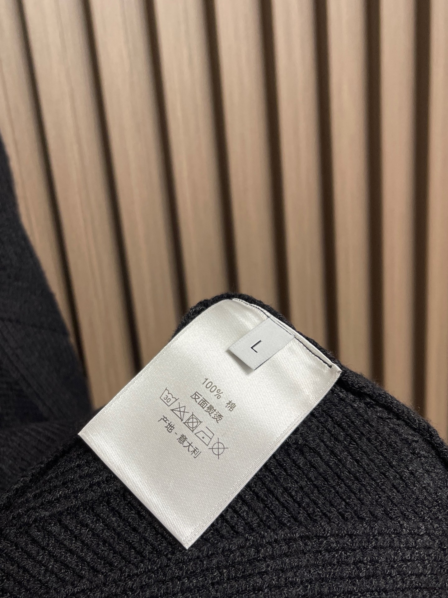 🛒🛒Dior 撞色logo羊毛针织毛衣开衫，以刺绣撞色点缀为主调，巧妙融入暗纹菱格元素，打破传统针织衫的