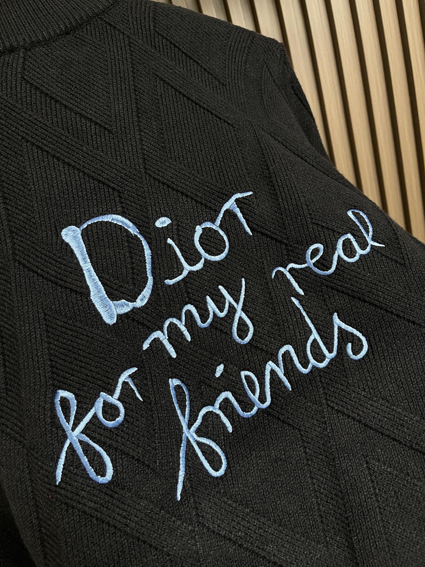 🛒🛒Dior 撞色logo羊毛针织毛衣开衫，以刺绣撞色点缀为主调，巧妙融入暗纹菱格元素，打破传统针织衫的