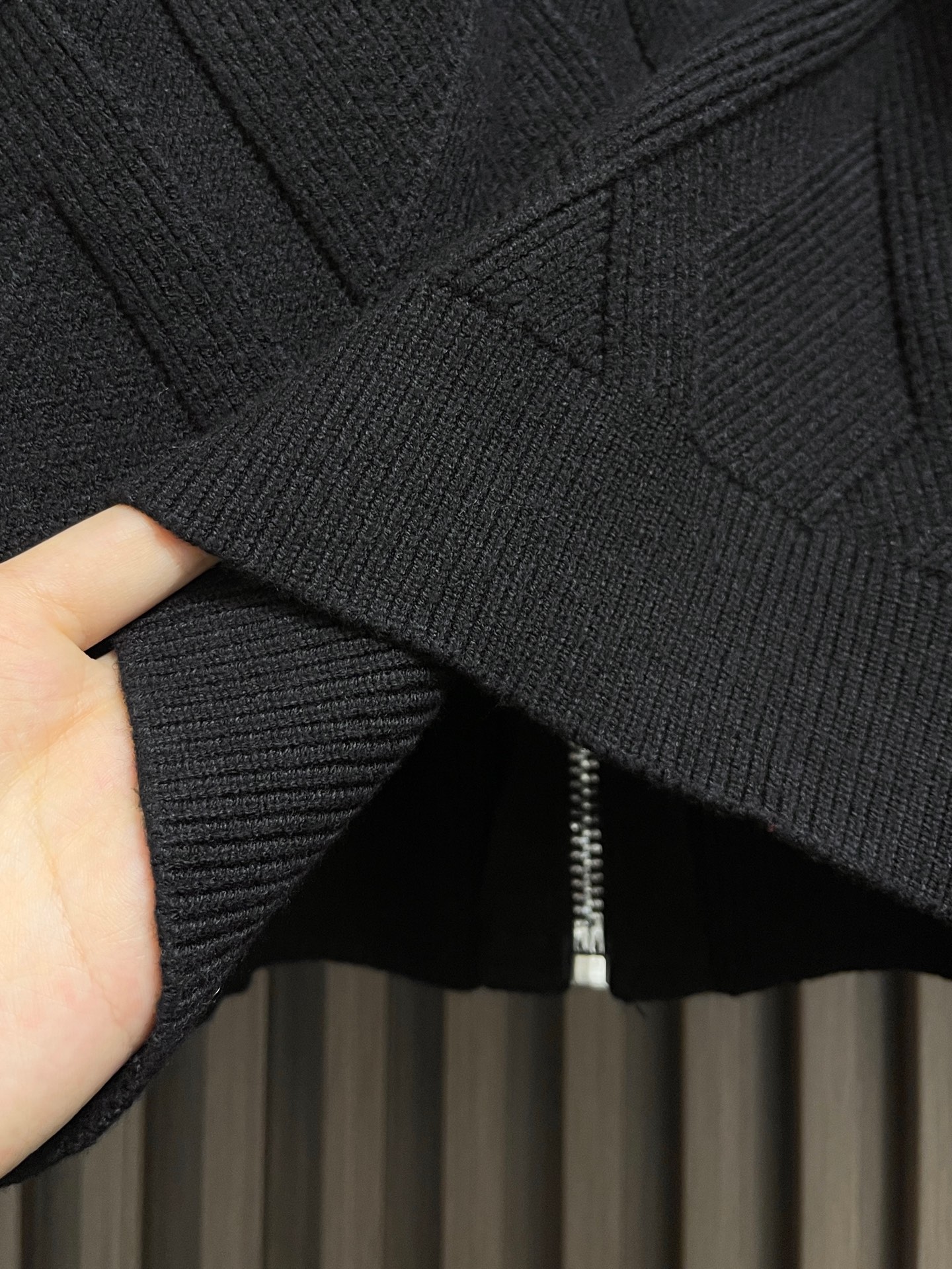 🛒🛒Dior 撞色logo羊毛针织毛衣开衫，以刺绣撞色点缀为主调，巧妙融入暗纹菱格元素，打破传统针织衫的