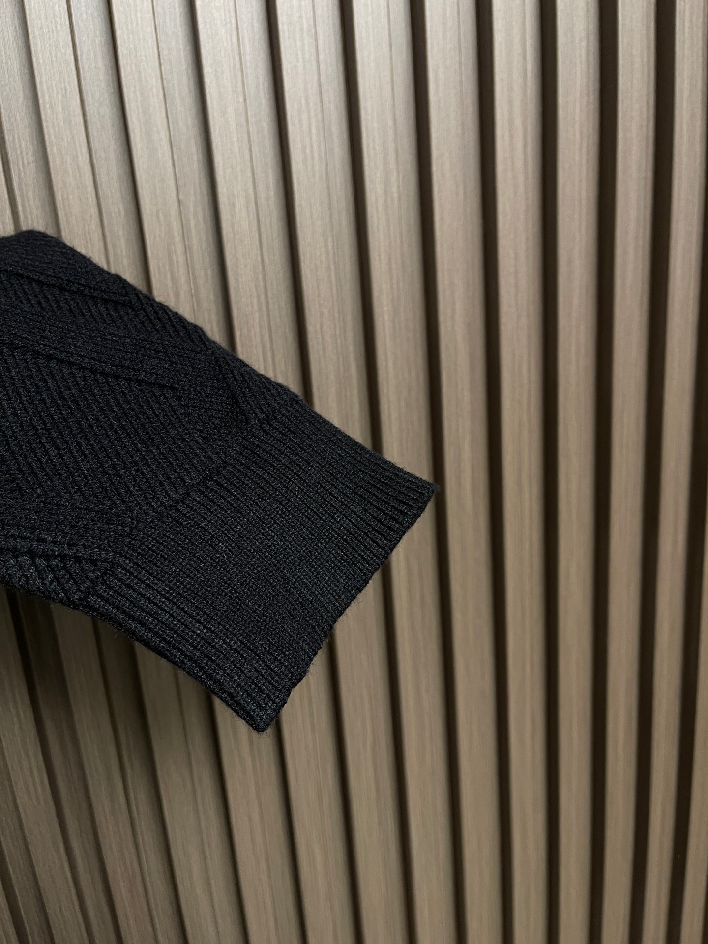 🛒🛒Dior 撞色logo羊毛针织毛衣开衫，以刺绣撞色点缀为主调，巧妙融入暗纹菱格元素，打破传统针织衫的