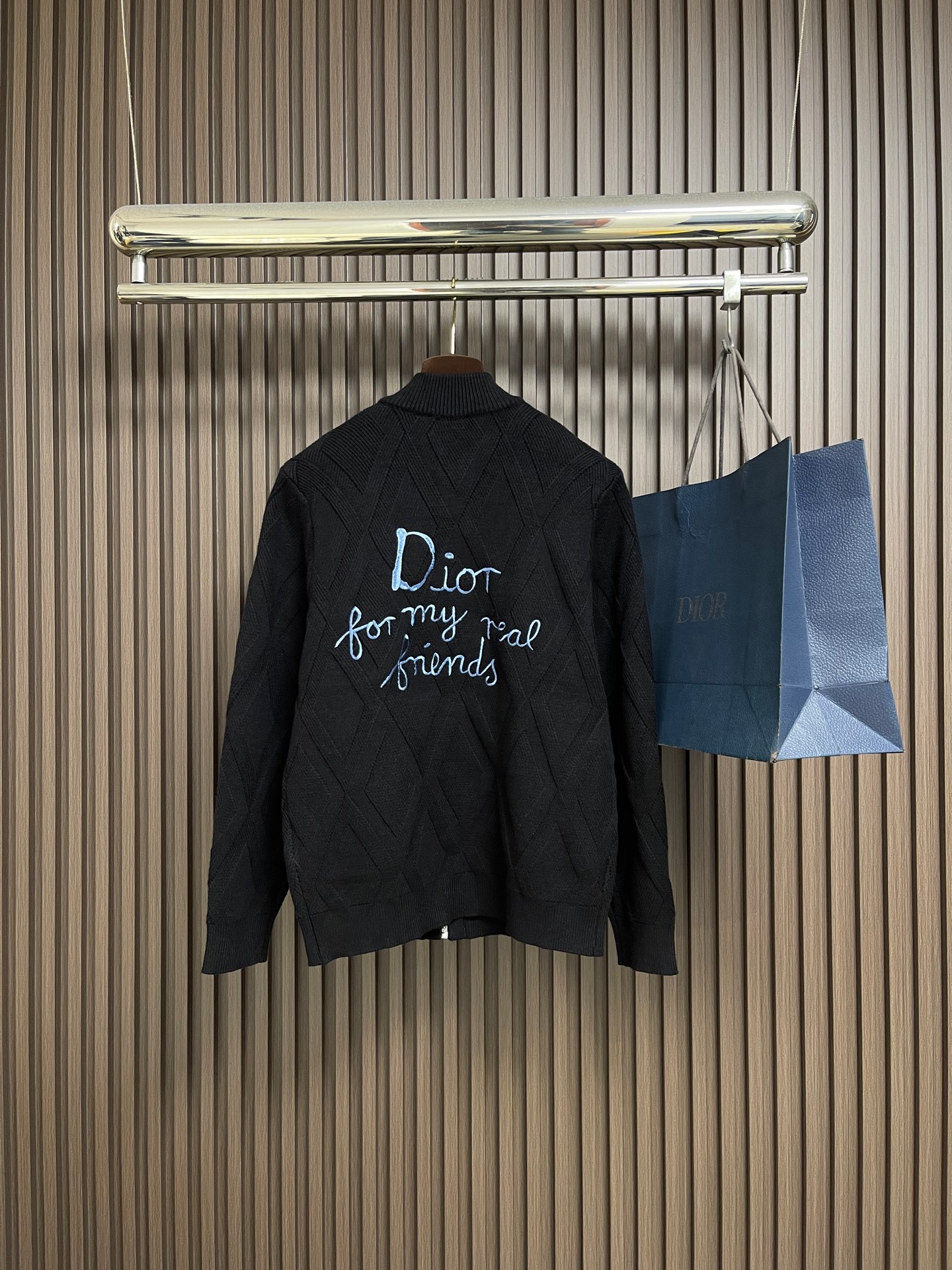 🛒🛒Dior 撞色logo羊毛针织毛衣开衫，以刺绣撞色点缀为主调，巧妙融入暗纹菱格元素，打破传统针织衫的