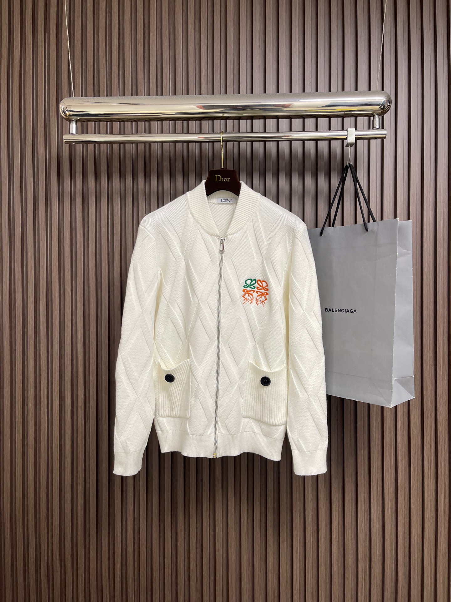 NO:660966,Loewe  The contrasting logo wool knitted sweater cardigan is mainly decorated with contrasting embroidery and cleverly incorporates dark rhombus elements to break the monotony of traditional sweaters and highlight individuality and uninhibitedness. The three-dimensional tailoring fits the body shape and the design is neat and stylish. It can easily lengthen the leg lines and create a casual and easy casual style. Excellent  The high-quality fabric is stiff and wear-resistant, with both breathability and comfort. It is suitable for daily outings or light outdoor scenes. Detailed webbing embellishments add a fashionable texture. Whether it is a casual look or a mixed style, it can be easily controlled. It is an indispensable fashion item in the autumn and winter transition seasons. Sizes M-3XL  M size, dress length 66, bust 100, shoulder width 40, L size, dress length 68, chest girth 104, shoulder width 42, XL size, dress length 70, chest girth 108, shoulder width 44, XXL size, dress length 72, chest girth 112, shoulder width 46,19860909Loewe 撞色logo羊毛针织毛衣开衫,以刺绣撞色点缀为主调,巧妙融入暗纹菱格元素,打破传统针织衫的单调感,彰显个性与不羁.立体剪裁贴合身形,设计利落有型,轻松拉长腿部线条,打造随性洒脱的休闲风格.优质面料挺括耐磨,兼具透气性与舒适感,适合日常出街或轻户外场景.细节织带点缀,增添时尚质感,无论是搭配的休闲look,还是叠的混搭风,都能轻松驾驭,是秋冬过渡季不可或缺的时尚单品.尺码M-3XL M码 衣长66 胸围100肩宽40 L码 衣长68 胸围104肩宽42 XL码衣长70 胸围108肩宽44 XXL码 衣长72 胸围112肩宽46 XXXL码 衣长74 胸围116肩宽48,,loewe,sweaters, ,Men's clothing