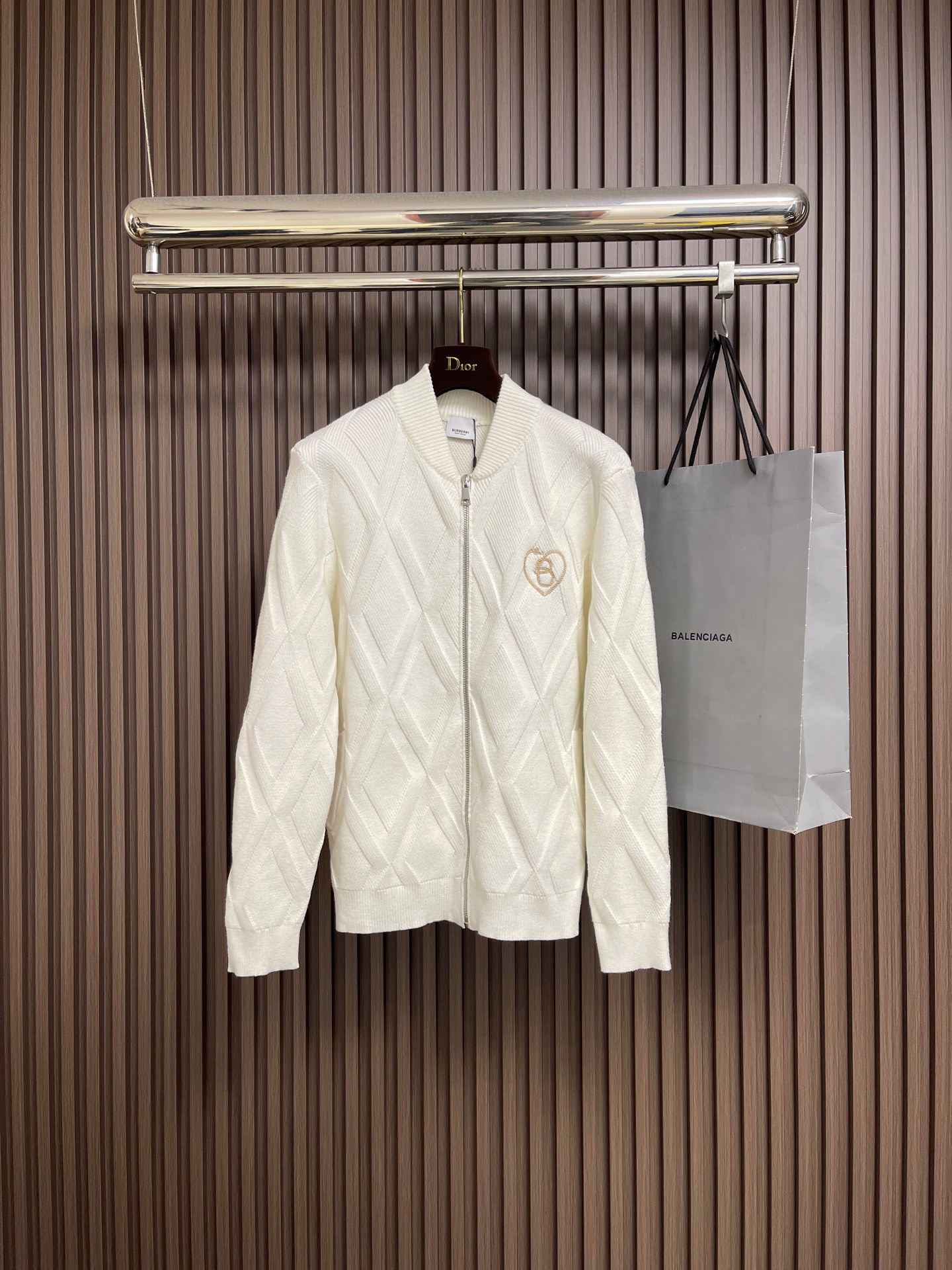 NO:660962,Burberry patterned diamond wool knitted sweater cardigan, classic baseball collar + zipper design, casual and fashionable!  The heart-shaped B letter embroidery on the chest is super exquisite, and the classic war horse three-dimensional embroidery on the back is full of 2 details. The wool blend fabric is soft and comfortable, just right for autumn and winter ~ the loose version can be easily used for commuting and leisure!  Size M-3XL M size Length 66 Bust 100 Shoulder width 40 L size Length 68 Bust 104 Shoulder width 4219860909Burberry 纹菱格羊毛针织毛衣开衫,经典棒球领＋拉链设计,休闲又时髦！胸前心形B字母刺绣超精致,后背经典战马立体刺绣 2细节满分计.羊毛混纺面料柔软舒适,秋冬穿刚刚好～宽松版型,通勤休闲都能轻松驾驭！尺码M-3XL M码 衣长66 胸围100肩宽40 L码 衣长68 胸围104肩宽42 XL码衣长70 胸围108肩宽44 XXL码 衣长72 胸围112肩宽46 XXXL码 衣长74 胸围116肩宽48,,burberry,sweaters, ,Men's clothing