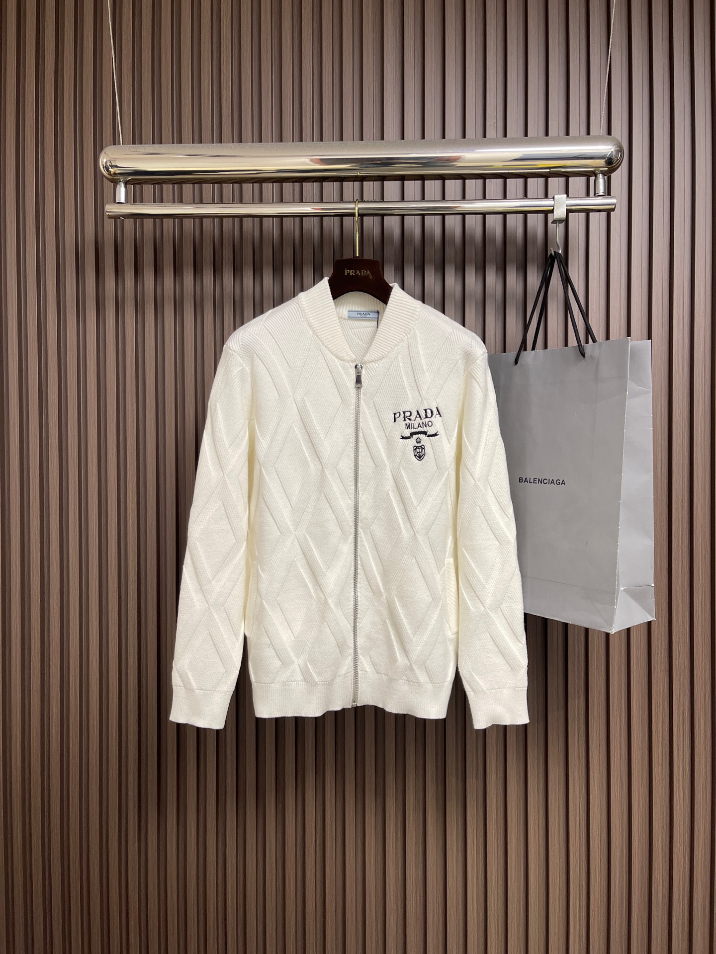 NO:660958,Prada knitted long-sleeved diamond wool plaid sweater brings you the perfect combination of fashion and quality. It is soft and warm, making you feel unparalleled comfort. The exquisite logo embroidery pattern on the chest shows the nobility and uniqueness of the brand. It can be easily matched with various bottoms to show your fashion taste. Whether it is daily casual or attending formal occasions, it can add a touch of brightness to your image. Enjoy the dual experience of fashion and quality. Size M-3XL M size Length 66  Bust 100, shoulder width 40, size L, length 68, bust 104, shoulder width 42, size XL, size 70, bust 108, width 44, size XXL, size 72, bust 112, width 46, size XXXL, size 74, bust 116, width 48, prada, sweaters,  19860909Prada 针织长袖菱羊毛格纹毛衣,为您带来时尚与品质的完美结合.柔软保暖,让您感受到无与伦比的舒适度.胸前精致的logo刺绣图案,展现品牌的高贵与独特.轻松搭配各种下装,展现您的时尚品味.无论是日常休闲还是参加正式场合,它都能为您的形象增添一抹亮丽.享受时尚与品质的双重体验.尺码M-3XL M码 衣长66 胸围100肩宽40 L码 衣长68 胸围104肩宽42 XL码衣长70 胸围108肩宽44 XXL码 衣长72 胸围112肩宽46 XXXL码 衣长74 胸围116肩宽48,,prada,sweaters, ,Men's clothing