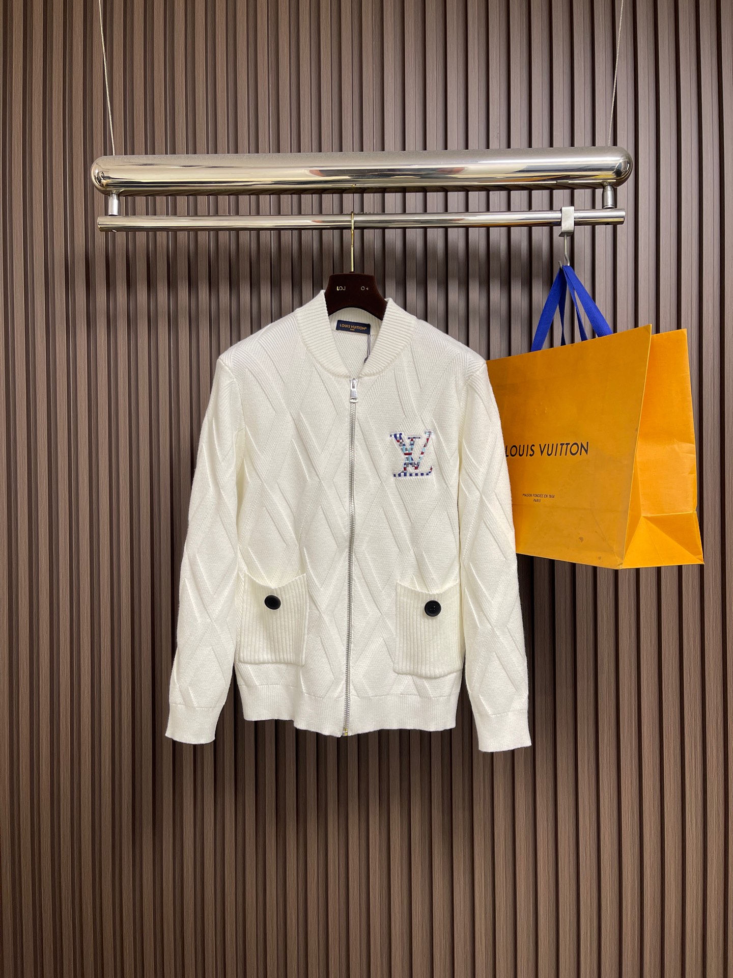 NO:660935,LV knitted long-sleeved rhombus sweater brings you the perfect combination of fashion and quality. It is soft and warm, allowing you to feel unparalleled comfort. The exquisite logo embroidery pattern on the chest shows the nobility and uniqueness of the brand. It can be easily matched with various bottoms to show your fashion taste. Whether it is daily casual or attending formal occasions, it can add a touch of brightness to your image. Enjoy the dual experience of fashion and quality. Sizes M-3XL M Size Length 66 Chest 100 Shoulder Width 40  L size, dress length 68, bust 104, shoulder width 42, XL size, dress length 70, chest girth 108, shoulder width 44, XXL size, dress length 72, chest girth 112, shoulder width 46, XXXL size, dress length 74, bust 116, shoulder width 48,,louis vuitton,sweaters, 19860909LV 针织长袖菱格纹毛衣,为您带来时尚与品质的完美结合.柔软保暖,让您感受到无与伦比的舒适度.胸前精致的logo刺绣图案,展现品牌的高贵与独特.轻松搭配各种下装,展现您的时尚品味.无论是日常休闲还是参加正式场合,它都能为您的形象增添一抹亮丽.享受时尚与品质的双重体验.尺码M-3XL M码 衣长66 胸围100肩宽40 L码 衣长68 胸围104肩宽42 XL码衣长70 胸围108肩宽44 XXL码 衣长72 胸围112肩宽46 XXXL码 衣长74 胸围116肩宽48,,louis vuitton,sweaters, ,Men's clothing