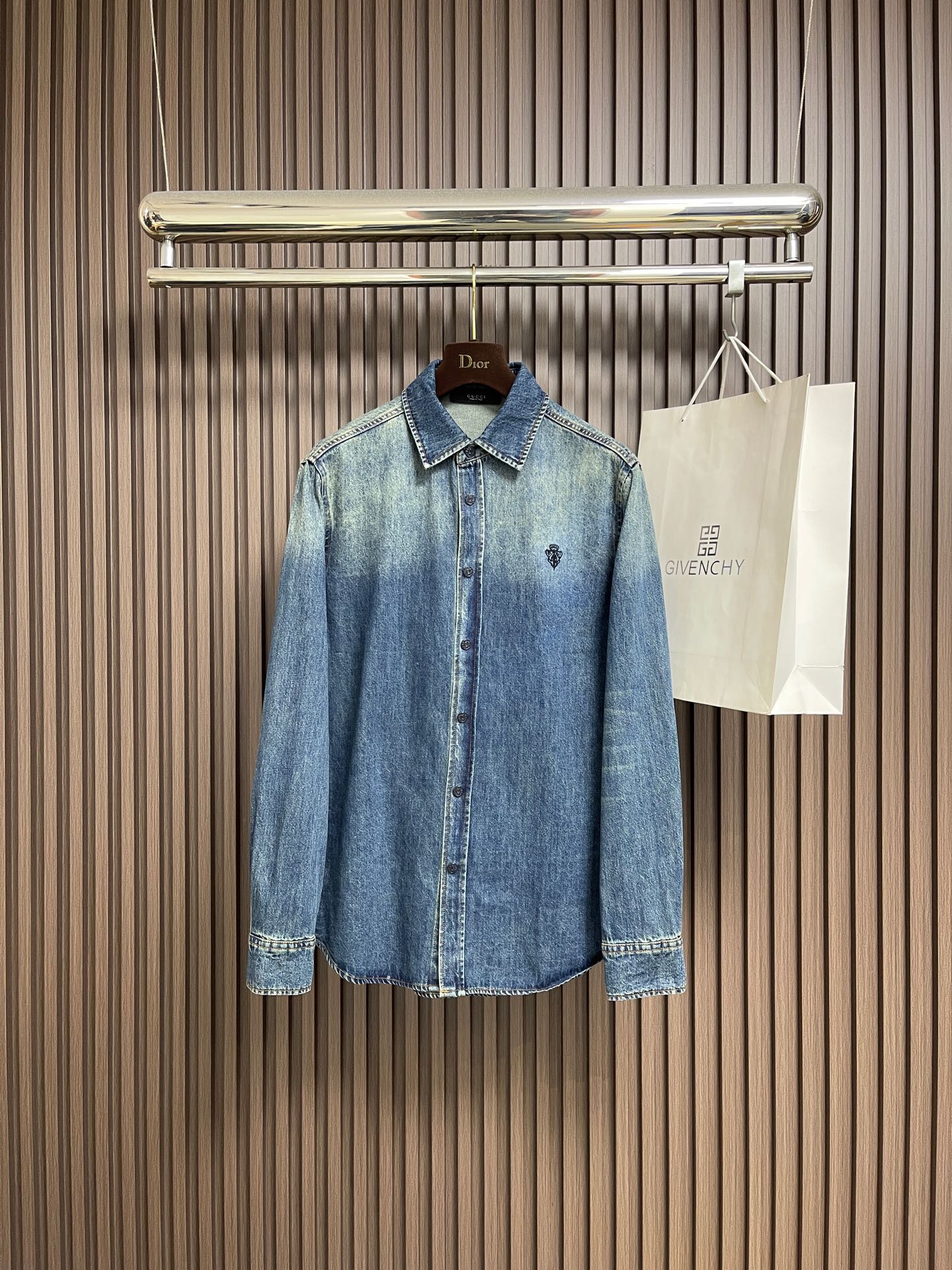 NO:654194,GUCCI logo embroidered denim long-sleeved shirt, customized Tianmian twin denim fabric, using imported machine embroidery technology, high precision, smooth and delicate lines, priority for customization  The original denim material is fried with snowballs and salt, and the corresponding solution is specially prepared. A certain amount of dye is added, and the denim material is soaked in it to absorb the solvent. It is then scrubbed and dried to further fade and oxidize. The wrinkle-pressing whisker technology is combined with the gun-painted whisker technique, and hand-rubbing is prioritized in specific areas to achieve natural wrinkles.  For the effect, specific tools are used to draw a cat's whisker-shaped texture. The visual effect is full. Multi-position maliu and sand scrubbing are used to rub specific parts with a high-pressure spray gun to achieve a local gradient effect. Then, a unique texture pattern is created through frosting technology. The workmanship is extremely complex, time-consuming and labor-intensive, and the loose version is available. Sizes S-XL  S size, bust 116, shoulder width 45.5, length 76, size M, bust 120, shoulder width 47, length 78 L size, chest size 124, shoulder width 48.5, length 80, XL size bust 128, shoulder width 50, length 82,,gucci,shirts,alexander wang19860909GUCCI 徽标刺绣牛仔长袖衬衫,定制天棉双生牛仔织物,采用进口机刺绣工艺,精度高,线条流畅而细腻,优先定制 原版牛仔料,从而进行炒雪球、炒盐,特制对应的溶液,加入一定量的染色剂,将牛仔料浸泡其中吸收溶剂,再进行搓洗后晾干,使其进一步褪色和氧化,擦压皱猫须技术和枪画猫须技术结合,优先在特定区域进行手工擦制,以达到自然的皱纹效果,再用特定的工具绘制出猫须形状的纹理,视觉效果拉满,采用多位马骝＋擦沙通过使用高压喷枪,在特定部位进行摩擦,达到局部渐变的效果,再通过磨砂技术,制造出独有纹理图案,做工极其复杂,耗时耗力,宽松版型.尺码S-XL S码 胸围116 肩宽45.5 衣长76 M码 胸围120 肩宽47 衣长78 L码 胸围124 肩宽48.5 衣长80 XL码胸围128 肩宽50 衣长82,,gucci,shirts,alexander wang,Men's clothing