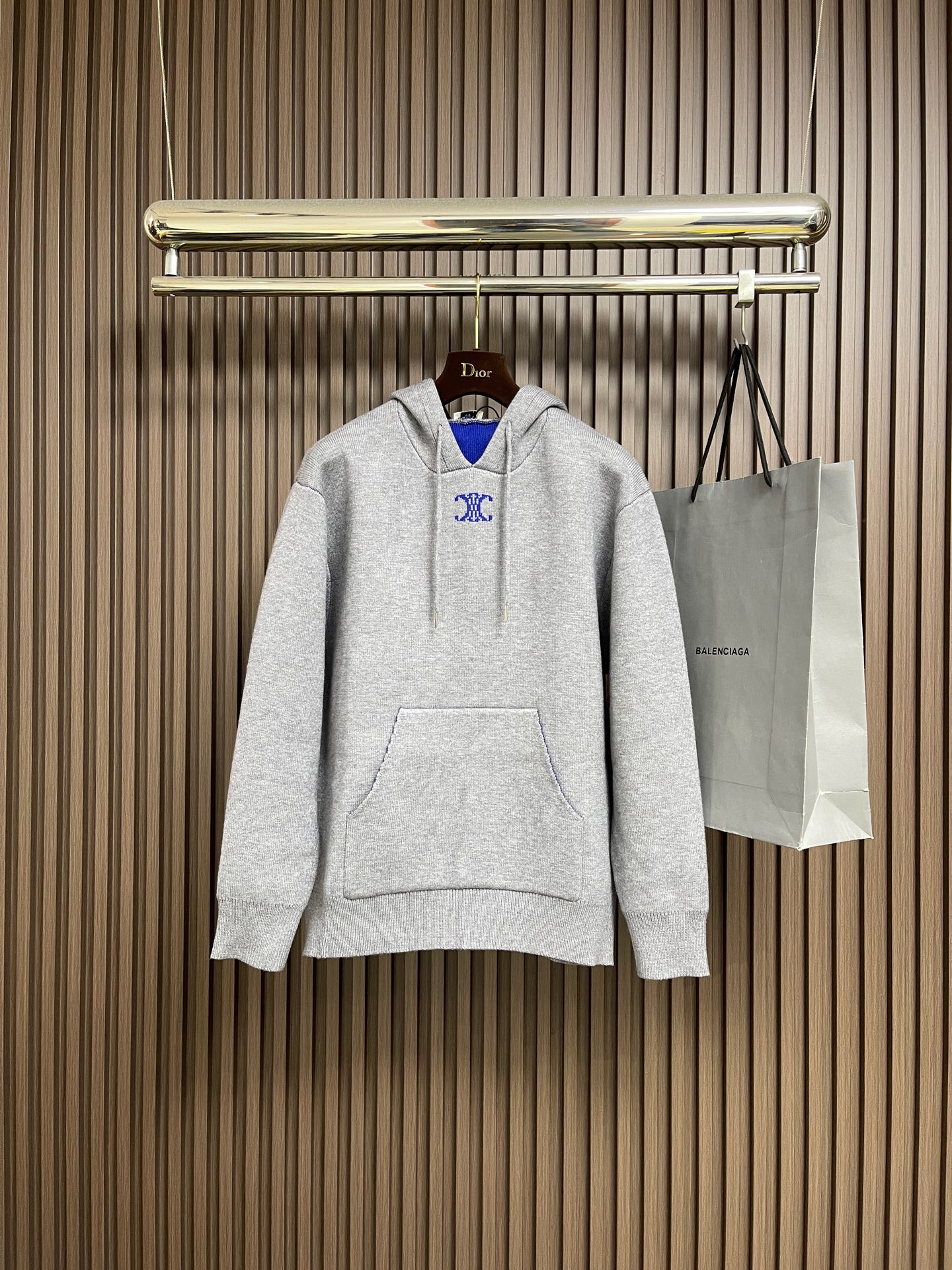 NO:654226,Celine  Arc de Triomphe jacquard hooded knitted sweater. The fabric is made of 50% wool, 10% cashmere, and 40% cotton. The fabric is originally stitched, dyed, and woven. The weight of the garment is about 920-960 grams. The thermal insulation effect and upper body effect are perfect. With 7-needle jacquard technology, a single piece of clothing takes 320 minutes to complete. The rope is custom-woven and dyed.  The original tail clip is custom molded, with the brand logo laser engraved on the surface. TRIOMHE embroidery has a loose fit, a hood with an adjustable drawstring, and a metal hoop engraved with CELINEARIS. Sizes S-XL,,celine,sweaters,hats,alexander  wang19860909Celine 凯旋门提花连帽针织毛衣,面料采用50％羊毛,10％山羊绒,40％棉.该款面料原版拆线定染定织.成衣克重约为920-960克.保暖效果与上身效果都非常完美.正7针提花工艺,单件衣服需320分钟完工.绳子定织定染,尾夹原版开模定制,面上激光刻字品牌标识logo.TRIOMHE刺绣宽松版型,兜帽,设有可调节抽绳,金属箍镌刻CELINEARIS字样.尺码S-XL,,celine,sweaters,hats,alexander wang,Men's clothing