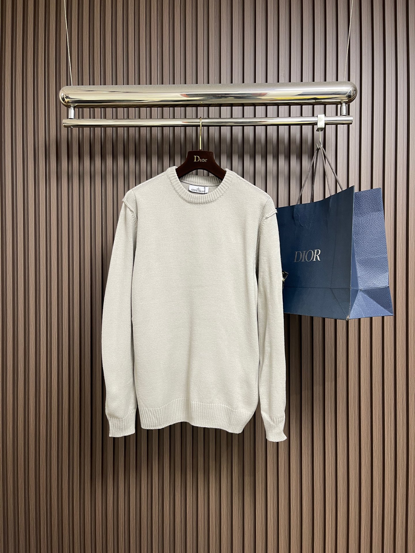 NO:654212,Stonelsland stone island  Knitted round-neck long-sleeved sweater with embroidered arm logo, made of 30% wool, 50% cotton, 20% spandex. The embroidered arm logo is made of double-layer soft leather, with embroidered logo technology on the surface, and is embellished with the brand logo. It is paired with laser-engraved metal  Buttons. Ready-made clothes are washed - solid color - fixed version - remove wool impurities. This model is woven with a 7-needle imported machine, with knitted threads on the neck and hem, and embroidered logos on the arms as embellishments to present the brand vision. Sizes S-XL  S size bust 112 shoulder width 46 length 68 medium size bust 116 shoulder width 47 length 70 L size bust 120 shoulder width 48 length 72 XL bust 124 shoulder width 49 length 74,,sweaters,alexander wang19860909Stonelsland 石头岛 手臂绣标针织圆领长袖毛衣,采用30％羊毛,50％棉,20％氨纶.手臂绣标采用双层柔皮,面上刺绣标识工艺,以品牌标识logo为点缀.搭配激光刻字金属纽扣.成衣洗水﹣固色﹣固定版型﹣去除羊毛杂质.该款为正7针进口机织出,领口下摆带针织螺纹做法,手臂使用绣标刺绣做为点缀呈现出品牌视觉.尺码S-XL S码 胸围112 肩宽46 衣长68 M码 胸围116 肩宽47衣长70 L码 胸围120 肩宽48 衣长72 XL码胸围124 肩宽49 衣长74,,sweaters,alexander wang,Men's clothing