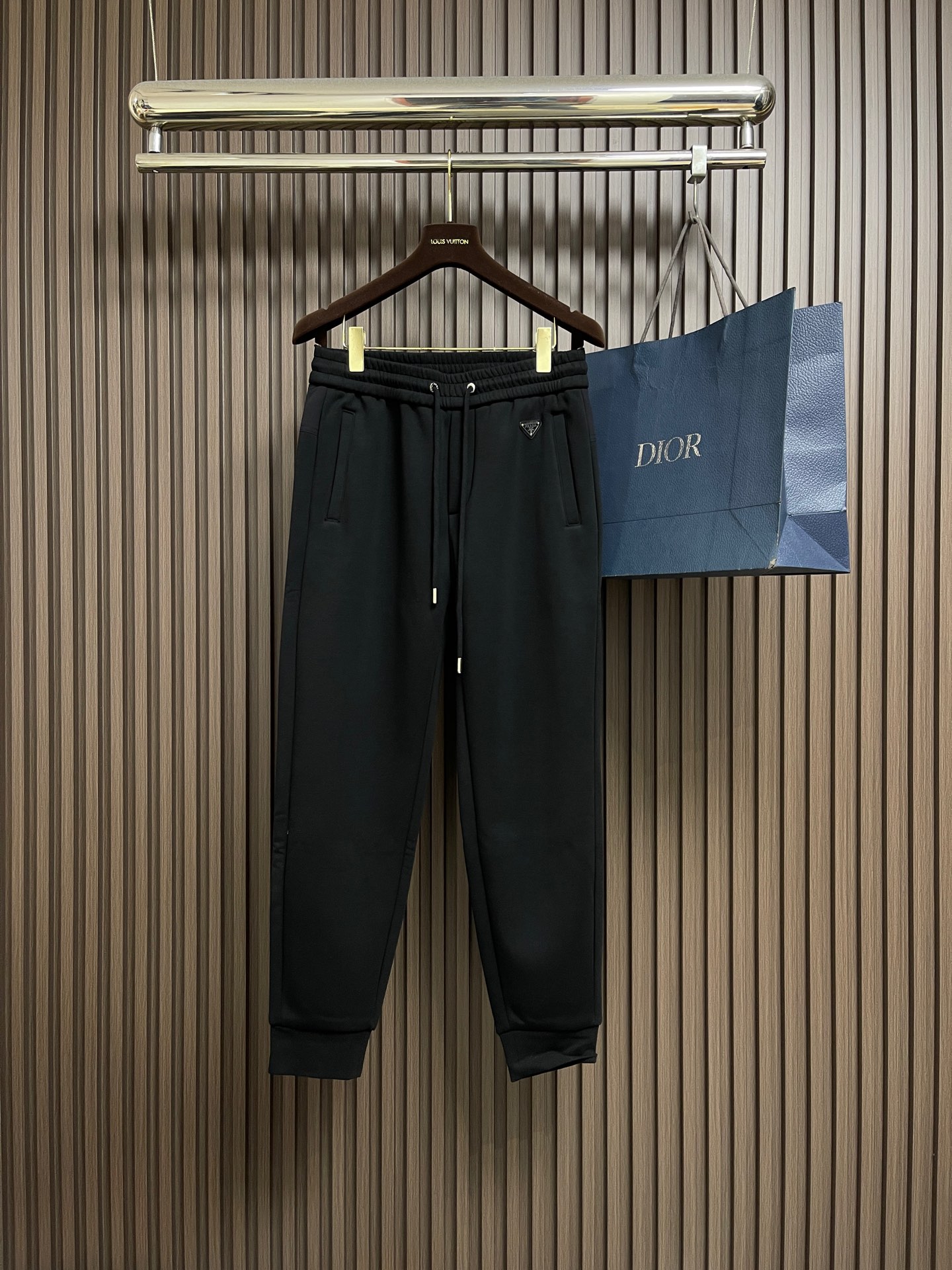 NO:660977,PRADA 2025FW triangular logo sports casual velvet sweatpants, customized original exclusive fabric, comfortable and breathable fabric, elastic waist, double side pocket design!  A casual pair of daily wear, multi-functional casual pants that follow the trendy line and are fully imported. The upper body is comfortable and breathable, the drawstring at the waist is casual and comfortable, the fit is excellent, and the elegant clean design is great!  Must-have item. Sizes M-4XL, prada,  19860909PRADA 2025FW三角标logo运动休闲加绒卫裤、定制原版专属面料,面料舒适透气,松紧腰头,双侧插口袋设计！一款日常穿着,兼备多功能休闲裤走了潮范路线全线进口级别,上身舒适透气,腰部抽绳随性自在,版型极好,大气的干净版设计！必备单品.尺码M-4XL,,prada, ,Men's clothing