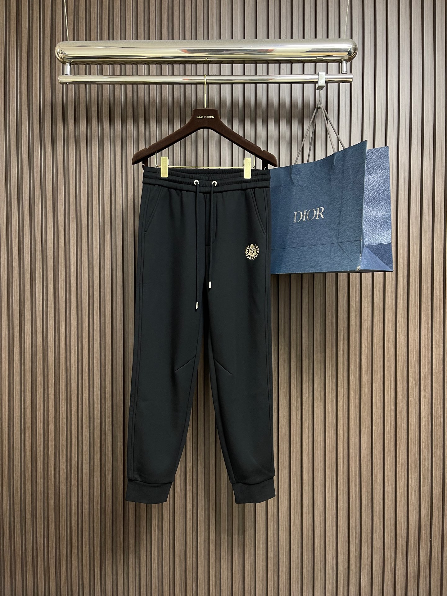NO:660979,Burberry 2025ss new autumn and winter logo war horse logo letters embroidered washed sweatpants, thickened with velvet, super warm, retro washed technology, custom fabrics, straight design, perfectly tailored legs, fully hemmed inside. Sizes M-4XL,, burberry,  19860909Burberry 2025ss 秋冬新款logo战马标识字母刺绣洗水卫裤,加绒加厚 超保暖 复古洗水工艺 定制面料 直筒设计 剪裁完美裤脚 内里全包边.尺码M-4XL,,burberry, ,Men's clothing