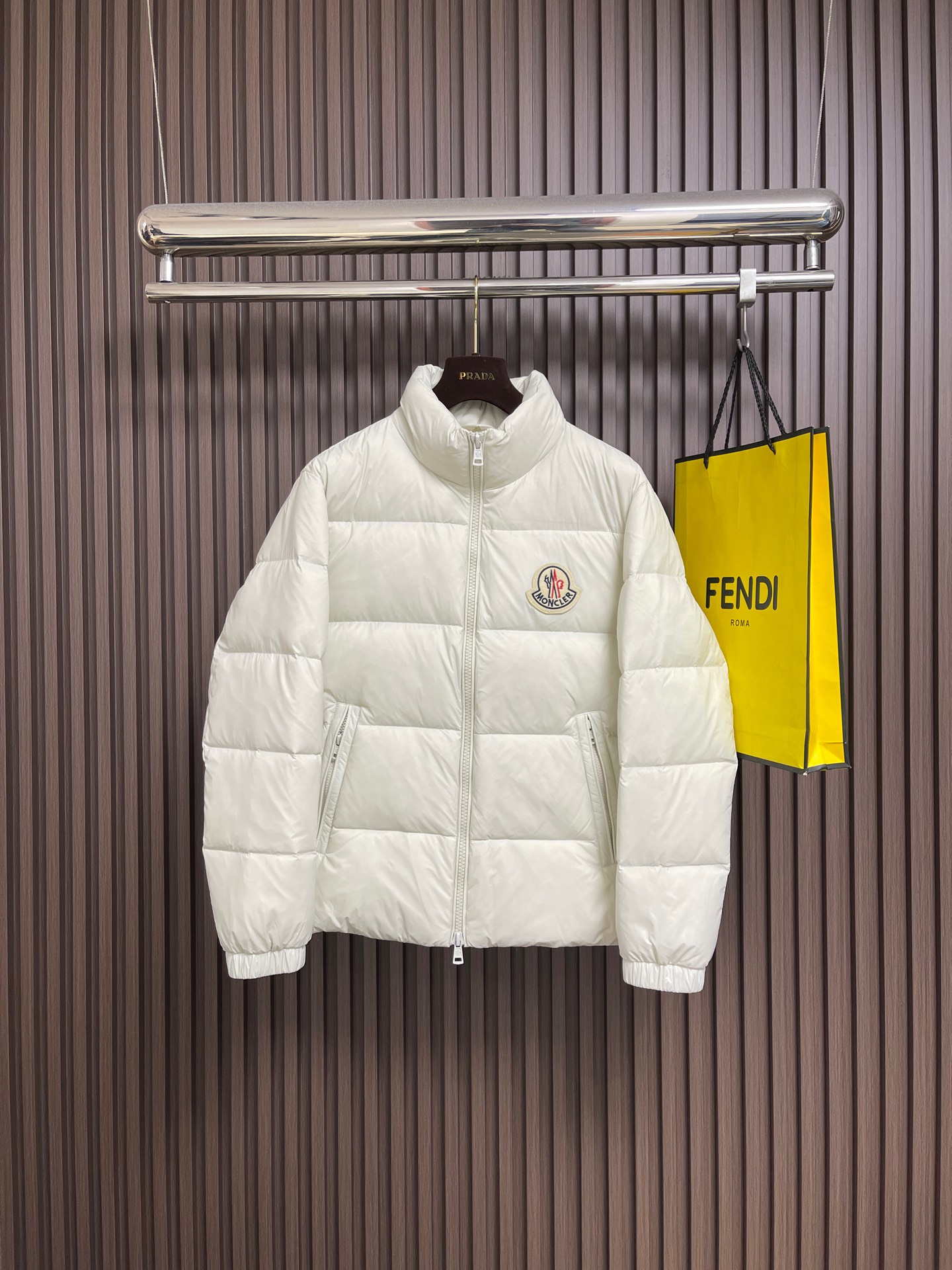 NO:654230,Moncler Citala men's short down jacket is made of pop-colored lightweight fabric, highlighting the vitality of the series. Citala down is made of lightweight nylon fabric and longue saison lining, which is comfortable and warm without being heavy. This short style has a comfortable fit, iconic high collar design, and a checkered quilted silhouette. Sizes 48-56,,jackets & coats,jackets & coats,down jacket,alexander wang19860909Moncler Citala男士短款羽绒夹克外套,采用波普色轻盈面料制成,彰显系列的朝气活力.Citala羽绒采用轻盈尼龙面料和longue saison衬里制成,舒适保暖而不显厚重.这款短款采用舒适版型,标志性高领设计,呈现方格块绗缝廓形.尺码48-56,,jackets & coats,jackets & coats,down jacket,alexander wang,Men's clothing