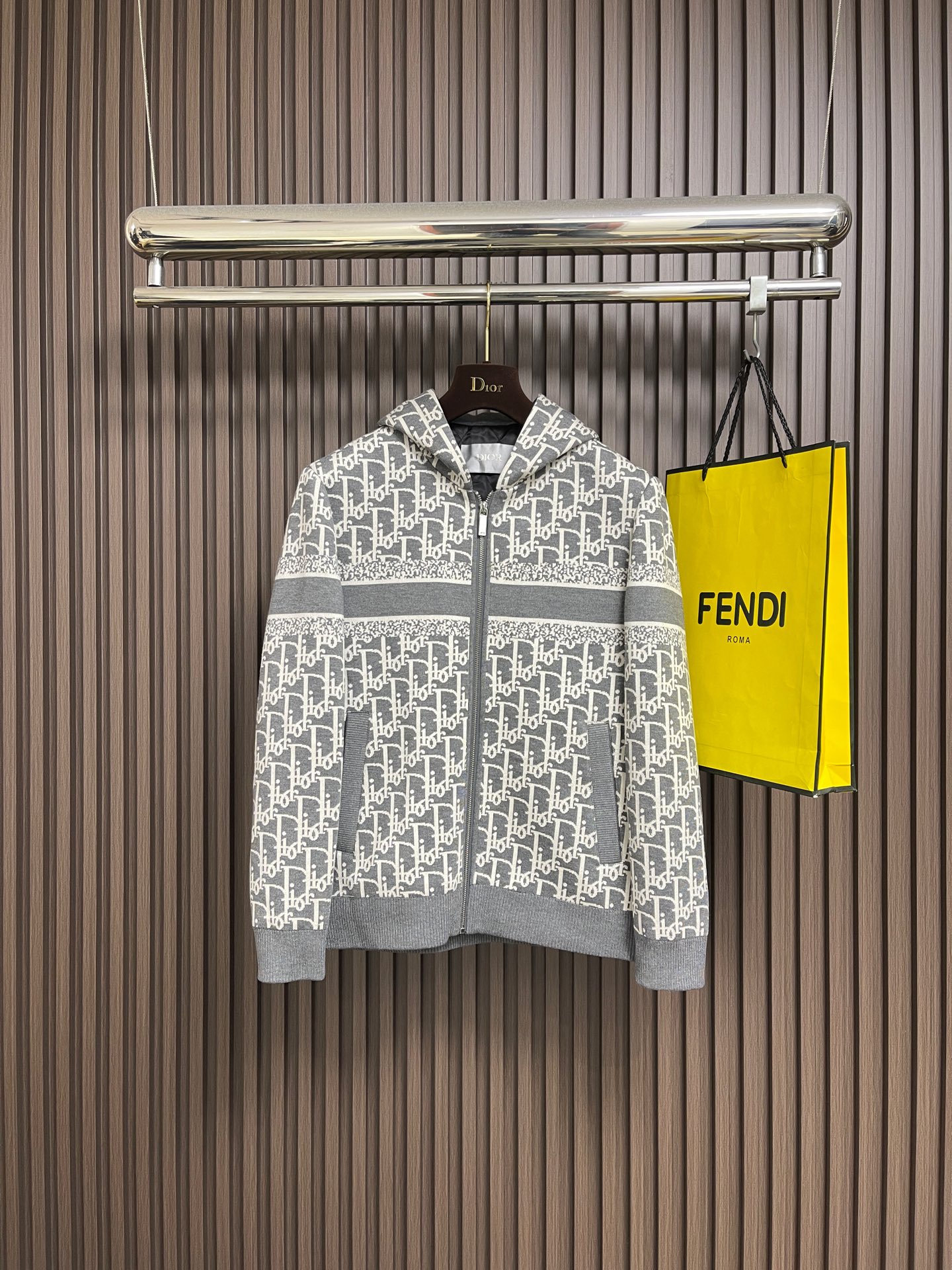 NO:654235,Dior  2025SS early autumn new dark pattern jacquard hooded jacket. Hardware decorative accessories are provided by customers. The fabric uses double-layer polyester fiber composite fabric, which refers to a fabric compounded by a special process. This fabric combines cotton comfort and breathability. Only after compounding can the density and texture of the fabric be restored, silky and elastic. The jacquard process is used in weaving.  Weaving technology that forms patterns through the interweaving of warp and weft threads during the process. All-over jacquard printing means that the entire fabric is covered with fine pattern printing marks. This process makes the fabric more visually rich and three-dimensional, and also increases the uniqueness and recognition of the product. Sizes 48-56, dior, jackets  & coats,jackets & coats,hats,alexander wang19860909Dior 2025SS早秋新品暗纹提花连帽夹克外套.客供五金装饰辅料,面料采用了双层聚酯纤维复合面料指的是特殊工艺复合而成的一种面料.这种面料结合棉舒适性和透气性,复合后才能还原面料的密度质感,丝滑有弹力,提花工艺在织造过程中通过经纬线的交织形成图案的织造技术.满印提花则意味着整个面料上都布满了精细的图案印花标志,这种工艺使得面料在视觉上更加丰富和立体,同时也增加了产品的独特性和辨识度.尺码48-56,,dior,jackets & coats,jackets & coats,hats,alexander wang,Men's clothing