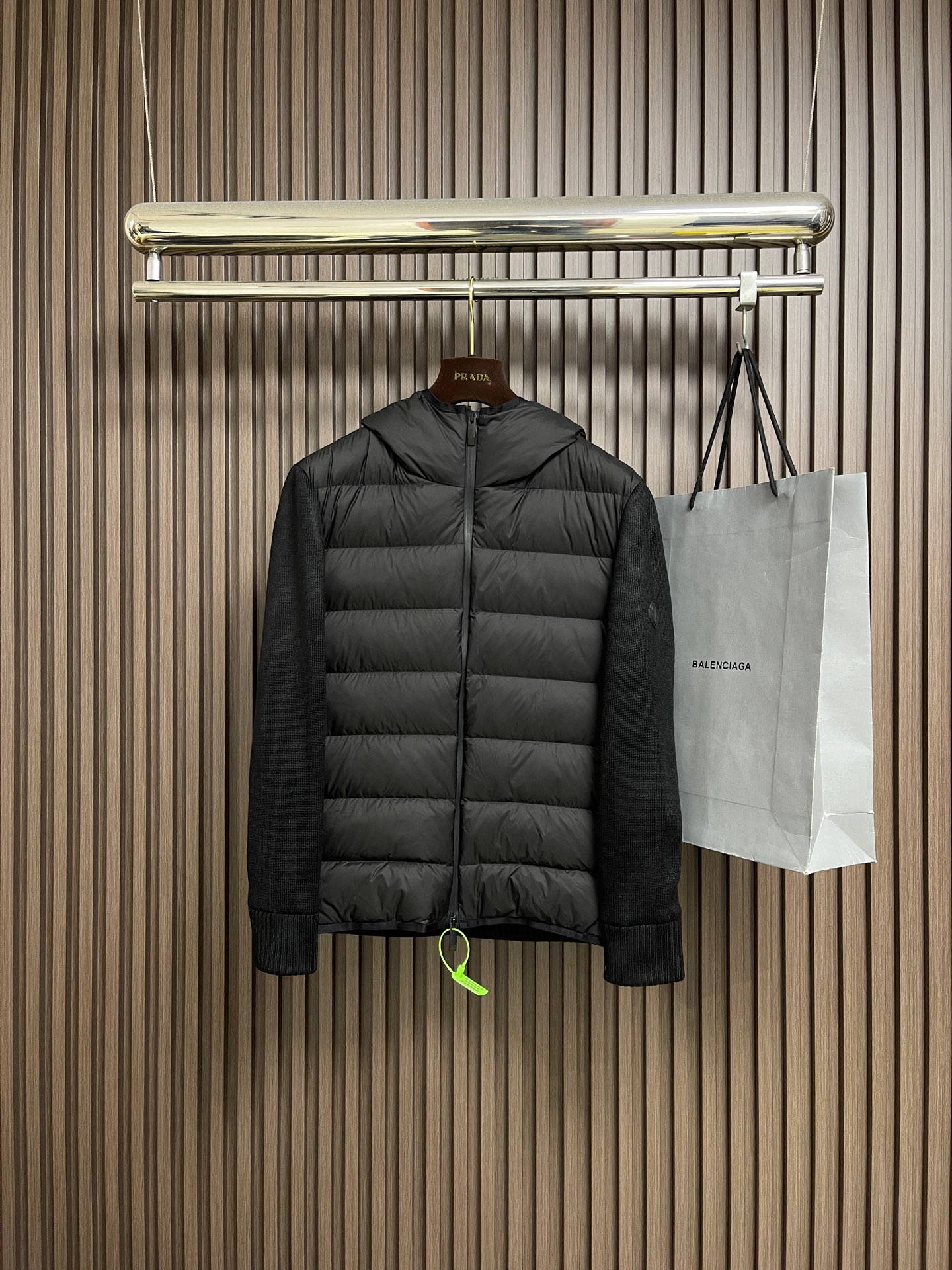 NO:654222,MONCLER  Wool spliced hooded down jacket. The front fabric is made of polyester fiber. The thickness of 0.08mm avoids increasing the overall weight and is smooth. The high-density woven structure forms a wind resistance layer to protect the thermal efficiency of the thermal layer from loss. At the same time, it can withstand the expansion pressure of down and prevent deformation and damage after long-term use. It uses high-quality stitches and advanced sewing equipment to ensure  Ensure durability and beauty. At the same time, the filling of 90 white duck down has also been strictly screened and evenly distributed to ensure a good thermal insulation effect. During the production process, attention is paid to every detail, from material selection to sewing process, which is strictly controlled to ensure quality and durability. The overall wiring is straight and delicate, the fabric is comfortable and soft, and the color is consistent without color difference.  It can be matched with the same style to create a fashionable look, and can be used in various occasions. Customized accessories, complete with three standards, same style for men and women!  Size 48-56,,jackets & coats,down jacket,hats,alexander wang19860909MONCLER 毛织拼接连帽羽绒外套,前身面料采用聚酯纤维,0.08mm厚度避免增加整体重量且顺滑,高密编织结构形成风阻层,保护保暖层热效率不流失,同时可承受羽绒膨胀压力,防止长期使用后变形破损.采用高品质的缝线和先进的缝制设备,确保耐用性和美观度.同时,90白鸭绒的填充物也经过严格筛选和均匀分布,保证了良好的保暖效果.生产过程中注重每一个细节,从材料选择到缝制工艺都经过严格把控,确保品质和耐用性.整体走线平直细腻,面料舒适柔软,颜色一致无色差 能与同款搭配营造时尚造型,驾驭各种场合,定制辅料,三标齐全,男女同款！尺码48-56,,jackets & coats,down jacket,hats,alexander wang,Men's clothing