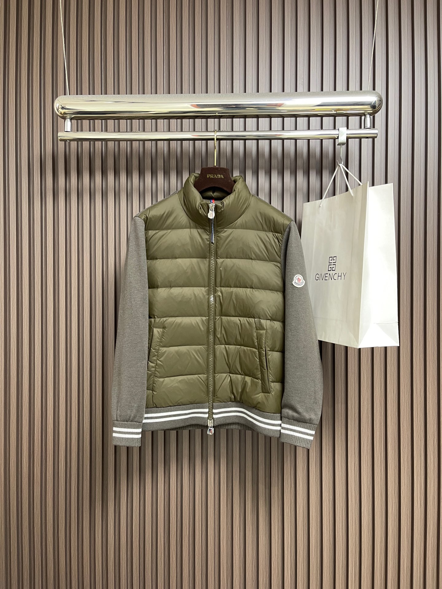 NO:654185,Moncler's new fall and winter knitted patchwork stand-collar down jacket!  Unisex sleeve-arm felt badge logo zipper down jacket!  Through clever splicing design, this down jacket not only retains its thermal performance, but also incorporates the fashionable elements of the sweater, making the overall look both practical and fashionable!  The main body of this down jacket is made of custom-made nylon material, and the sleeves, back panel and hem are spliced ​​with knitted fabric. It is soft and comfortable, and has excellent skin-friendliness!  The high-quality white goose down filling inside is famous for its excellent thermal insulation effect. This combination makes this down jacket not only resistant to severe cold, but also provides a comfortable wearing experience!  The details are very fine, and the splicing of the down jacket is very sophisticated to ensure a comfortable fit and no problems with threading or velvet running!  This design allows the wearer to enjoy warmth without worrying about the quality of the clothing!  The stand-up collar design is also a highlight of this down jacket, which not only provides excellent thermal insulation, but also adds a unique sense of fashion!  Whether walking in the cold snow or at an indoor party, the wearer can maintain style and become the center of attention!  The logo design embroidered with felt badges on the sleeve arms injects vitality and movement into the overall shape. It is like bright brushstrokes emblazoned on the down jacket, making it even more eye-catching!  It not only makes the wearer rejuvenate in the cold season, but also adds a sense of fashion!  Wearing this down jacket, you can become the center of attention!  Size 48-56,,jackets & coats,jackets & coats,sweaters,down jacket,alexander wang19860909Moncler 秋冬新款针织拼接立领羽绒夹克外套！男女同款袖臂毛毡徽章logo拉链羽绒服！这款羽绒服通过巧妙的拼接设计,不仅保留了其保暖性能,还融入了毛衣的时尚元素,使整体造型既实用又时尚！该羽绒服大身采用客供定制尼龙材质,衣袖及后幅和下摆拼接针织面料,柔软舒适,亲肤性极佳！内里高质量的白鹅绒填充,以其出色的保暖效果而闻名,这样的组合使得这款羽绒服既能抵御严寒,又能提供舒适的着体验！细节处理上非常精细,羽绒服的拼接处理非常考究,确保穿着舒适,并且不会出现脱线和跑绒的问题！这样的设计让穿着者可以放心地享受保暖的同时,不用担心衣物的质量问题！立领设计也是这款羽绒服的一大亮点,不仅提供了出色的保暖效果,还增添了一份独特的时尚感！无论是在寒冷的风雪中行走,还是在室内聚会中,穿着者都能保持风度,成为众人瞩目的焦点！袖臂毛毡徽章刺绣logo设计,为整体造型注入了活力与动感,如同明亮的笔触点缀在羽绒服上,使得更加引人注目！不仅让穿着者在寒冷的季节中焕发出青春活力,还能增添一份时尚品味！穿上这款羽绒服,你都能成为众人瞩目的焦点！尺码48-56,,jackets & coats,jackets & coats,sweaters,down jacket,alexander wang,Men's clothing