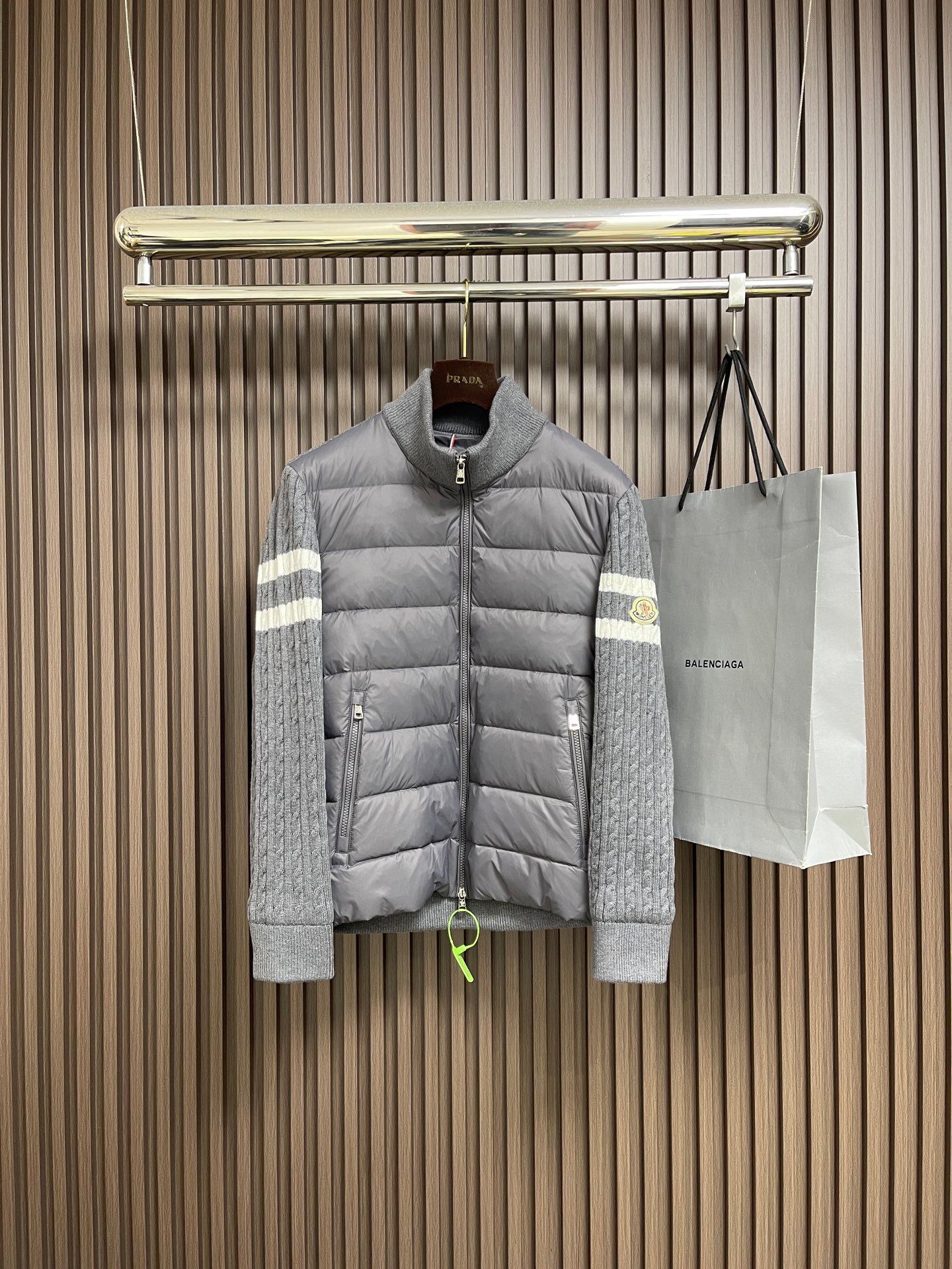 NO:654247,Moncler's new 2025FW autumn and winter cable knit stitching stand-collar down jacket is a perfect combination of practicality and fashion. It not only maintains excellent thermal performance, but also incorporates excellent fashion elements, allowing the wearer to stay comfortable in the cold season and show off personal fashion taste!  The body is made of customized nylon material, and the sleeves, back panel and hem are spliced ​​with knitted wool fabric, which is soft and comfortable, and has excellent skin-friendliness!  The high-quality 90 white duck down filling inside is famous for its excellent thermal insulation effect. This combination makes this product not only resistant to severe cold, but also provides a comfortable wearing experience!  The details are very fine, and the splicing is very elegant to ensure that it is comfortable to wear and there will be no problems with threading or velvet running!  This design allows the wearer to enjoy warmth without worrying about the quality of the clothing!  The high stand collar design is also a highlight of this model. The high collar not only provides excellent thermal insulation effect, but also adds a unique sense of fashion. Whether walking in the cold wind and snow or at an indoor party, the wearer can maintain grace and become the center of attention!  The striped intarsia design injects vitality and dynamics into the overall look. The three-dimensional cable knitted sleeves are embellished with striped intarsia and felt badge logos, making it even more eye-catching. This design not only makes the wearer rejuvenate in the cold season, but also adds a sense of fashion!  Size 48-56,,jackets & coats,jackets & coats,down jacket,alexander wang19860909Moncler 2025FW秋冬新款绞花针织拼接立领羽绒夹克外套,一款实用与时尚完美结合,它不仅保持了的保暖性能,还融入了的时尚元素,使得穿着者在寒冷的季节中既能保持舒适,又能展现出个人的时尚品味！该大身采用客供定制尼龙材质,衣袖及后幅和下摆拼接针织羊毛面料,柔软舒适,亲肤性极佳！内里高质量的90白鸭绒填充,以其出色的保暖效果而闻名,这样的组合使得这款既能抵御严寒,又能提供舒适的穿着体验！细节处理上非常精细,与的拼接处理非常考究,确保穿着舒适,并且不会出现脱线和跑绒的问题！这样的设计让穿着者可以放心地享受保暖的同时,不用担心衣物的质量问题！高立领设计也是这款的一大亮点,高领不仅提供了出色的保暖效果,还增添了一份独特的时尚感,无论是在寒冷的风雪中行走,还是在室内聚会中,穿着者都能保持风度,成为众人瞩目的焦点！条纹嵌花设计为整体造型注入了活力与动感,立体绞花针织衣袖上点缀条纹嵌花与毛毡徽章Logo,使得更加引人注目,这样的设计不仅让穿着者在寒冷的季节中焕发出青春活力,还能增添一份时尚品味！尺码48-56,,jackets & coats,jackets & coats,down jacket,alexander wang,Men's clothing