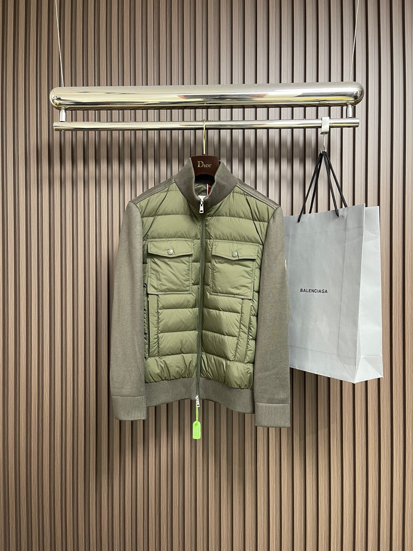 NO:654220,Moncler Cardigan tricot patchwork men's padded wool down jacket.  Filled with premium goose down, this men's down is made from a soft wool-blend fabric that can be worn in milder weather. The timeless silhouette of this padded wool complements modern quilting patterns. Filled with warm down, it can be worn in milder seasons. Sizes 48-56,,jackets & coats,jackets & coats,down jacket,alexander wang19860909Moncler Cardigan tricot 拼接男士加衬羊毛羽绒夹克外套．特级鹅绒填充,此款男士羽绒采用柔软的羊毛混纺面料制成,在天气较温和时可作为穿着.此款加衬羊毛的隽永廓形与现代绗缝图案相得益彰.填充温暖羽绒,在较温和的季节可作为穿着.尺码48-56,,jackets & coats,jackets & coats,down jacket,alexander wang,Men's clothing