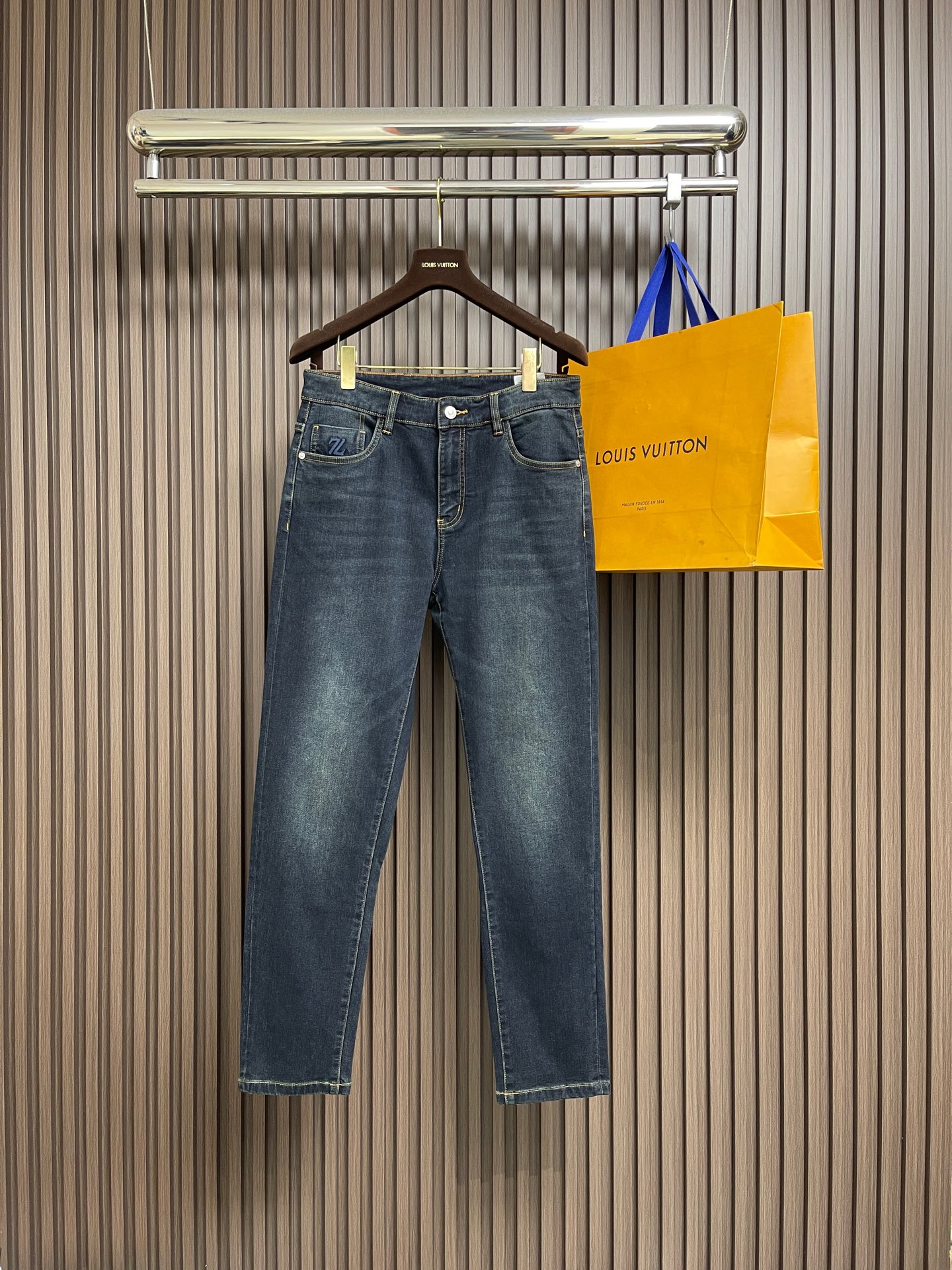 NO:654238,Ermenegildo Zegna 2026SS new arrival in early spring, straight-leg jeans, imported original washed stretch fabric, the upper body is comfortable, breathable and elastic, decorated with original hardware accessories, extremely high grade, super correct version, simple and easy to match, complete with three standards, all products are in order, and the upper body is very handsome. Sizes M-3XL,,jeans,alexander wang19860909Ermenegildo Zegna 2026SS早春新品,直筒牛仔裤,进口原版水洗弹力面料,上身舒适透气有弹力,原版五金辅料装饰,档次极高,版型超正,简约易搭配,三标齐全,全品相订单款,上身帅气十足.尺码M-3XL,,jeans,alexander wang,Men's clothing