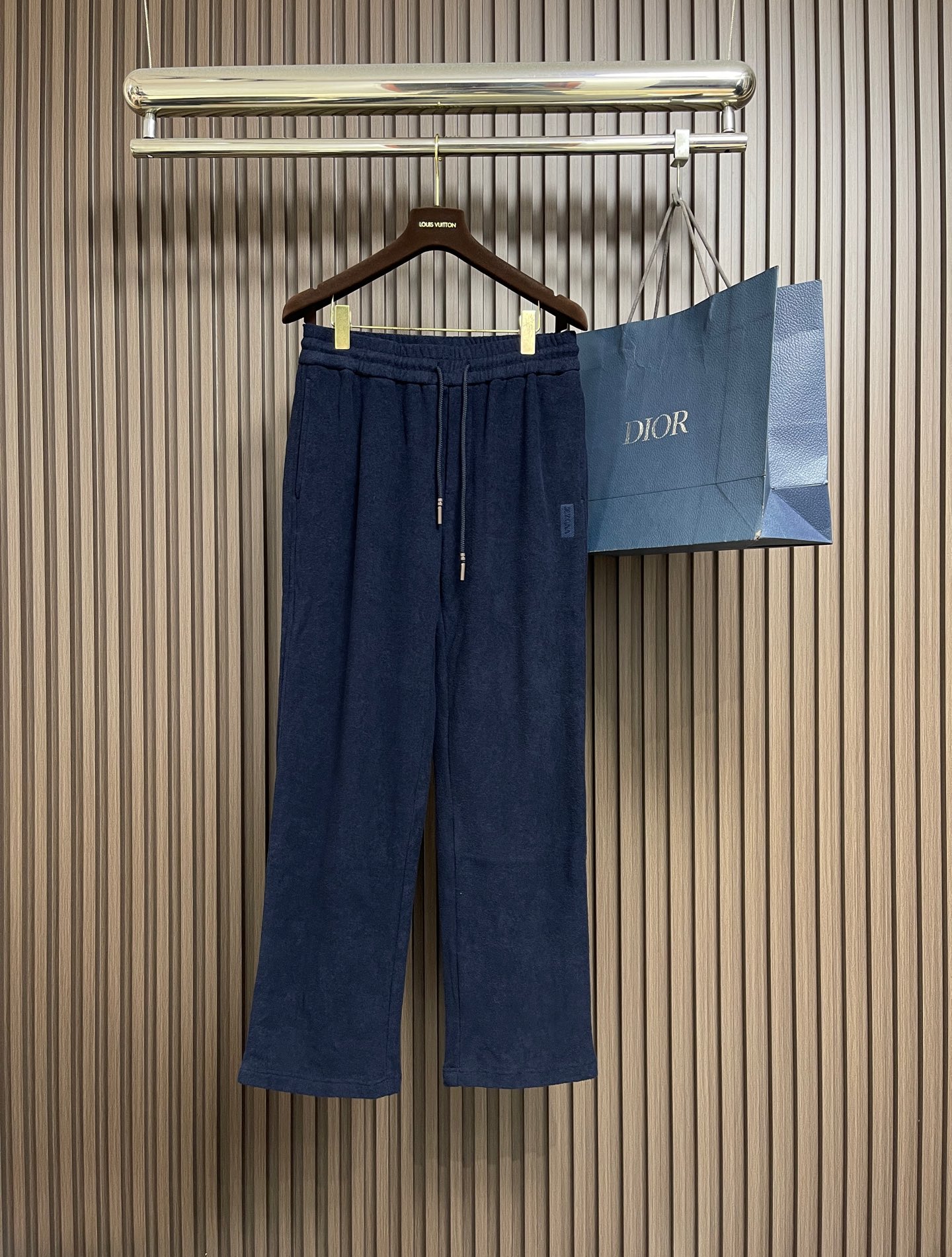 NO:660981,Zegna Zegna autumn and winter fashionable old money style velvet terry pants, full of relaxation and high luxury custom weave  Cotton plain weave fleece towel material, terry towel fabric is usually made of cotton and polyester blend. This towel material not only has a terry structure, but also its fluff structure allows it to absorb water quickly, is very soft and comfortable, and ensures gentle contact with the skin and is not easy to cause irritation.  Stimulating, comfortable and warm to wear. The loose straight fit, front pockets, and elastic waist design add a sense of relaxation to daily casual wear. In men's fashion landscape, a pair of trousers that are both comfortable and textured and can perfectly adapt to various scenes is indispensable!  Made of high-end ingredients and textured fabrics, these knitted trousers redefine the fashion and comfort of men's trousers with their unique materials and ingenious design!  !  Special process processing maximizes comfort and softness. The excellent stiffness and wear resistance allow the trousers to maintain a neat fit for a long time without fear of daily wear and wrinkles. The soft and warm touch and excellent warmth retention provide warm care for the legs, creating a high-end wearing experience overall!  Size M-3XL,,zegna, 19860909Zegna 杰尼亚秋冬时尚老钱风加绒毛巾裤,松弛感拉满高奢定织 棉平纹面抓毛毛巾料,毛巾布面料通常由棉、涤沦混纺而成.这款毛巾料不仅拥有毛圈结构,而且它的绒毛结构使其能够快速的吸收水分,非常的柔软舒适,都能确保对皮肤的温和接触,不易引起刺激,穿着舒适且保暖.宽松直筒的版型,前口袋,再加上松紧腰的设计,日常休闲穿着增添一丝松弛感.在男士的时尚版图里,一条兼具舒适与质感,能完美适配多元场景的长裤是不可或缺的！这款采用高端成分打造,肌理感面料的针织长裤,以其独特的材质与匠心设计,重新定义了男士长裤的时尚与舒适！！特殊工艺处理,将舒适度与柔软度发挥到最大用处,卓越的挺括性与耐磨性,使得长裤能长久保持利落版型,无惧日常的磨损与褶皱,柔软温暖的触感和出色的保暖性,给予腿部温暖呵护,整体塑造出高端的穿着体验！尺码M-3XL,,zegna, ,Men's clothing