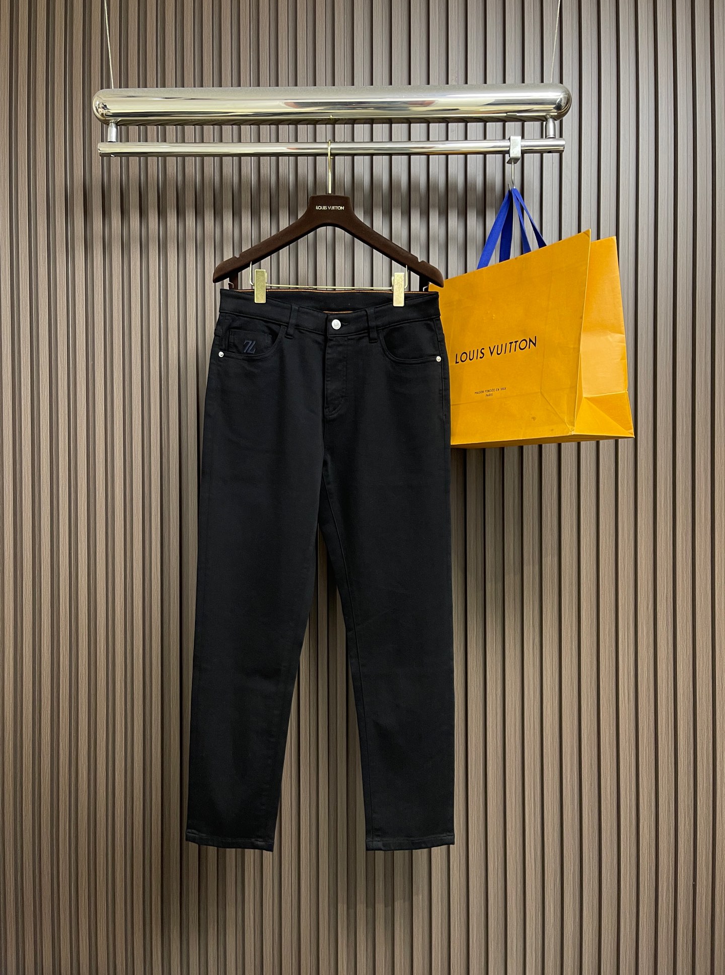 NO:656747,Ermenegildo Zegna 2026SS new arrival in early spring, straight-leg jeans, imported original washed stretch fabric, the upper body is comfortable, breathable and elastic, decorated with original hardware accessories, extremely high grade, super correct version, simple and easy to match, complete with three standards, all products are in order, and the upper body is very handsome. Sizes M-3XL,,jeans,alexander wang19860909Ermenegildo Zegna 2026SS早春新品,直筒牛仔裤,进口原版水洗弹力面料,上身舒适透气有弹力,原版五金辅料装饰,档次极高,版型超正,简约易搭配,三标齐全,全品相订单款,上身帅气十足.尺码M-3XL,,jeans,alexander wang,Men's clothing