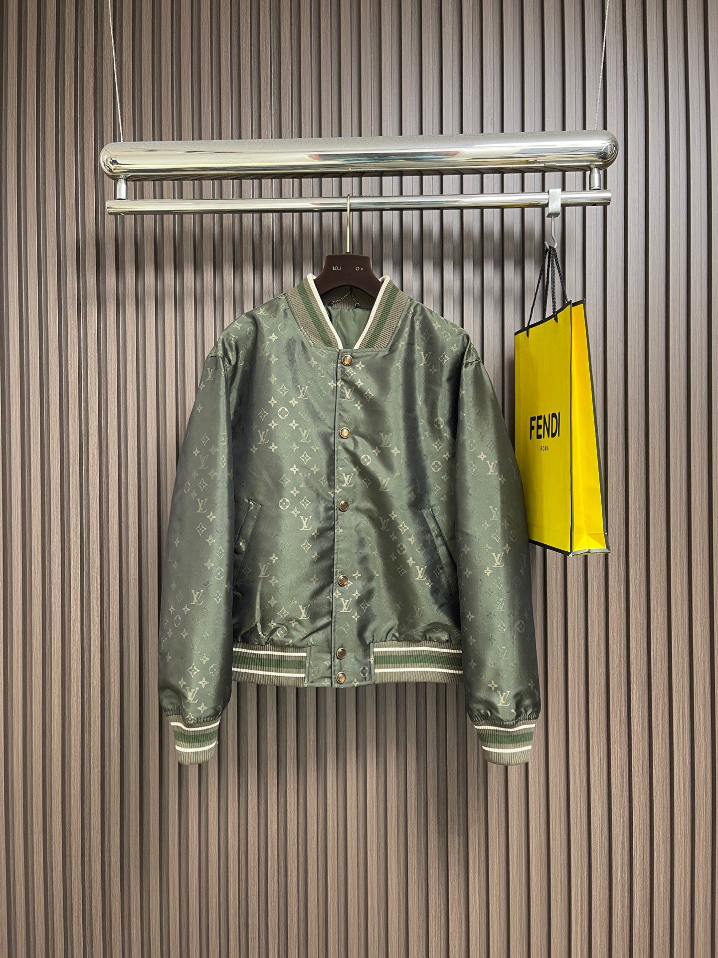 NO:654239,LV camouflage presbyopic bomber jacket, this crisp padded bomber jacket is made of silky technical fabric and Monogram Surplus jacquard pattern. On a calm background, mottled tones create a camouflage-like visual effect. Quartz-textured snap buttons add a gentlemanly touch, and the leather logo patch on the back makes this casual silhouette more sophisticated. Sizes S-XL,, louis vuitton, jackets & coats, jackets & coats, alexander wang19860909LV 迷彩老花飞行夹克外套,这款利落的衬垫飞行员夹克,采用丝滑科技面料和 Monogram Surplus提花图案.沉稳底色上,斑驳的色调营造出迷彩般的视觉效果.石英质感的按扣增添绅士气息,背部皮革标识贴饰则令这一休闲廓形更显精致.尺码S-XL,,louis vuitton,jackets & coats,jackets & coats,alexander wang,Men's clothing