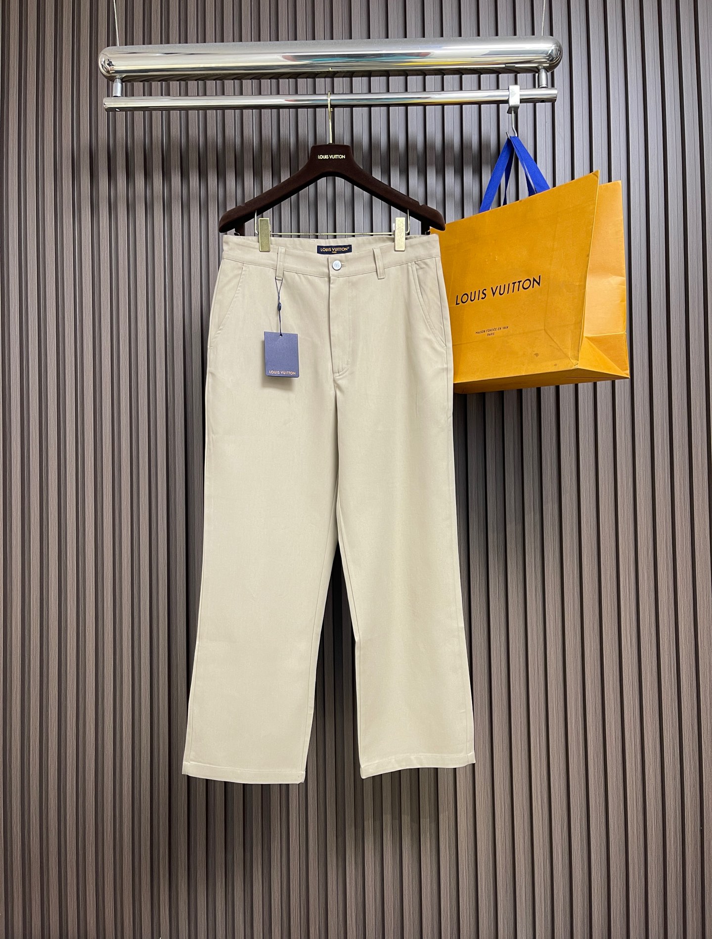 NO:654234,Tops Pants P LV single-breasted urban jacket blazer and trousers suit. This single-breasted jacket is made of fine silk and cotton blend to create a casual fit, and the chest pocket is illuminated with the LV Crown logo. The notched lapel turns into a military collar when turned up, and pearlescent buttons add a sophisticated touch. It can be worn as a suit jacket or paired with the same trousers to create a modern look. Sizes S-XL, Louis Vuitton, jackets & coats,jackets &  coats,business suit,alexander wang19860909上衣 裤子P LV 单排扣都市夹克西装外套西裤套装,本款单排扣夹克选用细腻丝棉混纺塑造休闲版型,再以 LV Crown 标识点亮胸袋.平驳领竖起后化身军装衣领,珠光纽扣增添考究笔触.可作为西装夹克,亦可与同款长裤共筑摩登造型.尺码S-XL,,louis vuitton,jackets & coats,jackets & coats,business suit,alexander wang,Men's clothing