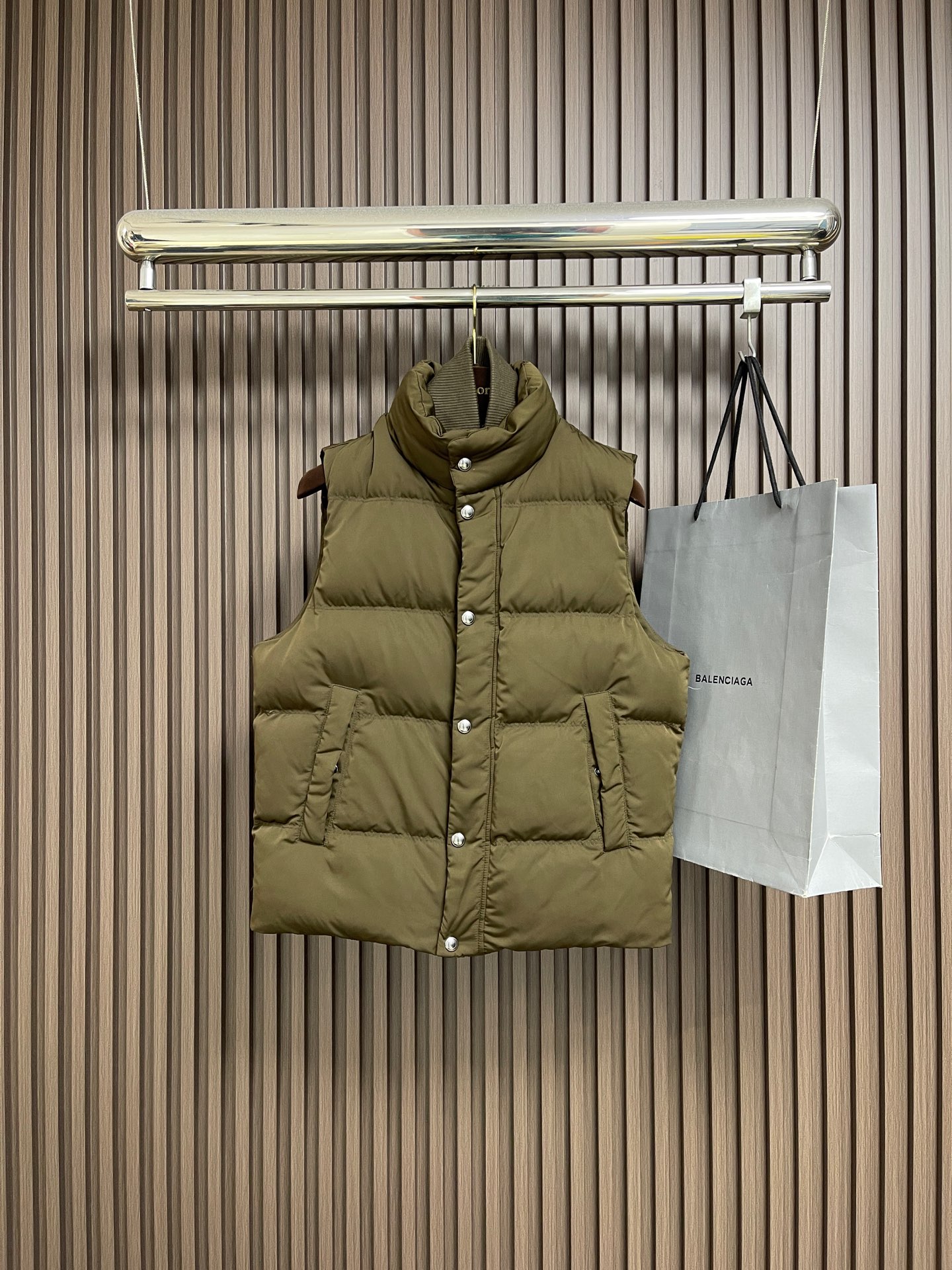 NO:660969,Loropiana LP sleeveless down vest is made of high-quality fabrics, special fabrics that are waterproof, anti-fouling and have good breathability to ensure the practicality and comfort of the clothes. The fine craftsmanship pays attention to detail processing, excellent sewing, uniform and fine stitches, no skipped stitches or missed stitches, showing superb workmanship. The down filling is full and even, ensuring good thermal insulation performance. The overall wiring is straight and delicate, the fabric is comfortable and soft, and the color is consistent and without color difference.  It can be matched with the same style to create a fashionable look, and can be used in various occasions. Customized accessories, complete with three standards, same style for men and women!  Size S-XL S size Bust 116 Shoulder width 49.8 Length 66.5 Medium Bust 120 Shoulder width 51 Length 68 L size Bust 124 Shoulder width 52.5 Length 69.5 XL Bust 128 Shoulder width 53.4 Length 71,,loro piana,loro piana,down jacket, 19860909Loropiana LP 无袖羽绒马甲,选用高品质的面料,防水、防污且透气性好的特殊面料,确保衣物的实用性和舒适度.精细工艺注重细节处理,缝制精良,针脚均匀细密,无跳针、漏针现象,展现出高超的做工水平羽绒填充饱满且均匀,保证了良好的保暖性能.整体走线平直细腻,面料舒适柔软,颜色一致无色差 能与同款搭配营造时尚造型,驾驭各种场合,定制辅料,三标齐全,男女同款！尺码S-XL S码 胸围116 肩宽49.8 衣长66.5 M码胸围120 肩宽51 衣长68 L码 胸围124 肩宽52.5 衣长69.5 XL码 胸围128 肩宽53.4 衣长71,,loro piana,loro piana,down jacket, ,Men's clothing