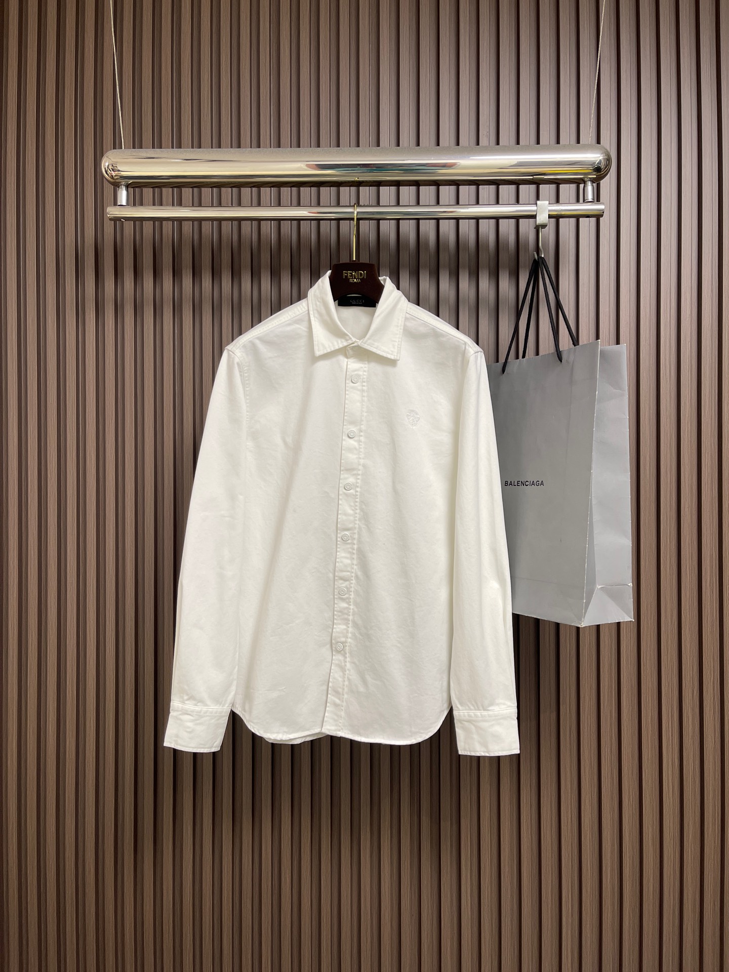 NO:660957,GUCCI La Fglia series logo embroidered long-sleeved shirt. Customized cloud velvet mist cotton. Delicate and soft. Comfortable and close to the skin. A touch of simple white. Pure and elegant. 'La Fglia' series. The simple embroidery of the family emblem is embellished on the chest. It is the inheritance of the ancient Italian family totem, symbolizing the sophistication and entrepreneurial spirit of the family. The elegant lines outline the neck style. It blooms charm in a low-key manner. It is a must-have item for all-purpose wear. It adopts imported machine embroidery technology and uses advanced computer control systems and precision mechanical components.  Achieve family emblem embroidery work with high precision, smooth and delicate lines, loose-fitting fabrics are sand washed, better hand feel, not easy to deform, not easy to shrink, not easy to fade, size 46-52,,gucci,shirts, 19860909GUCCI La Fglia系列徽标刺绣长袖衬衫 定制云绒雾纹棉 细腻柔软 舒适贴肤 一抹简约白 纯净如初 优雅自现 《La Fglia》系列 那枚简约的家徽刺绣点缀于胸前 将意大利古老家族图腾作传承 象征着家族的精致和创业精神 优雅线条勾勒颈部风采 于低调中绽放魅力 万能穿搭必备单品 采用进口机刺绣工艺 使用先进的计算机控制系统和精密的机械部件 实现 家徽刺绣作业 精度高 线条流畅而细腻 宽松版型面料都经过砂洗 手感质感更佳 不易变形 不易缩水 不易褪色 尺码46-52,,gucci,shirts, ,Men's clothing