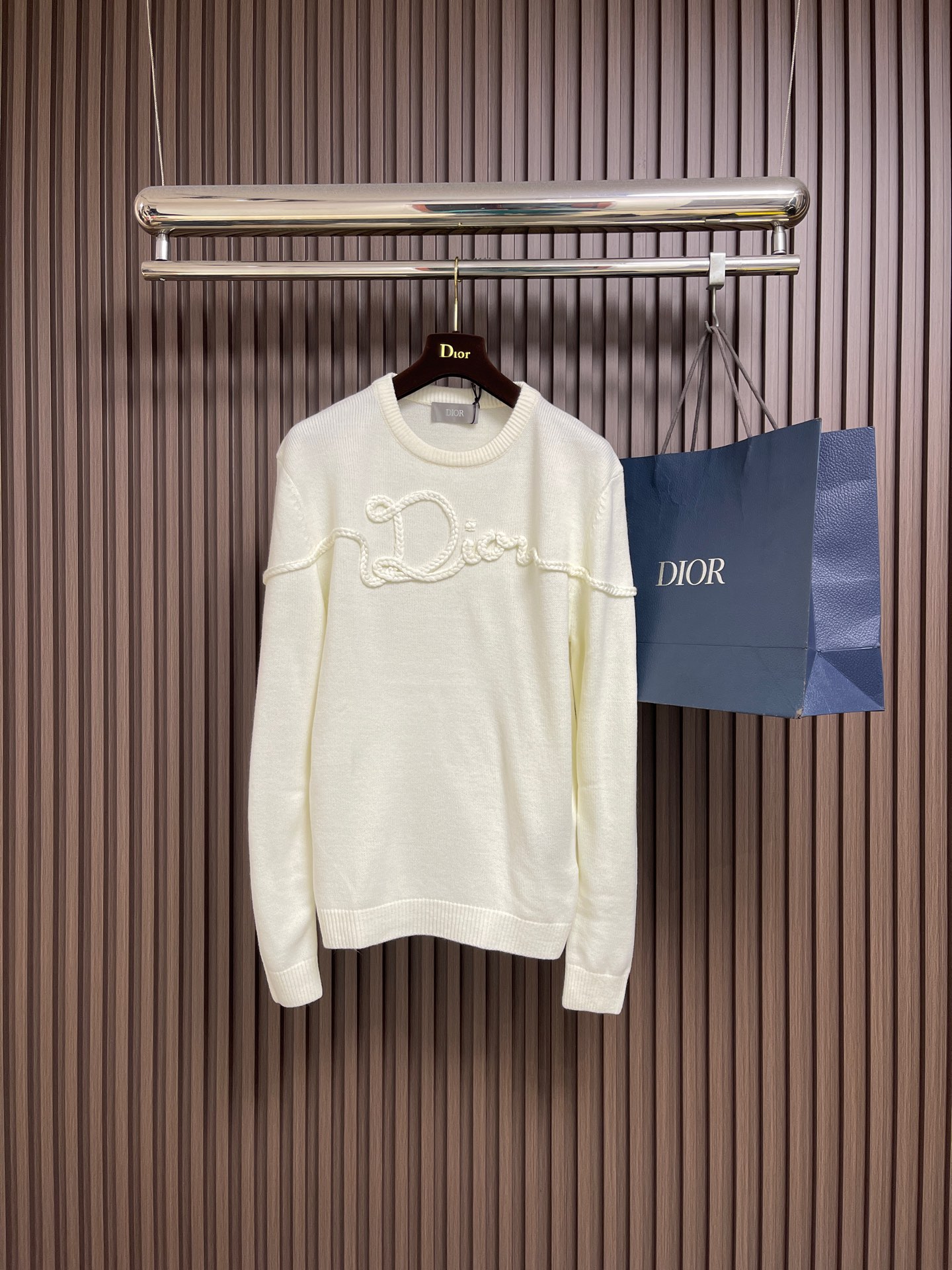 NO:654231,Dior rope knitted logo knitted sweater. This sweater is a new product in the 2026 spring series. It is decorated with the Dior Ribbon logo and pays homage to the exquisite craftsmanship of the Dior workshop. It is carefully made of sheep wool jersey fabric with ribbed round neck, cuffs and hem. The elegant version can be matched with to create a casual and fashionable exquisite look. Sizes S-XL S size shoulder width 48 bust 104 length 66 medium size shoulder width 50  Bust 108 Length 69 L Size Shoulder Width 52 Bust 112 Length 71 XL Shoulder Width 54 Bust 116 Length 73,,dior,sweaters,alexander wang19860909Dior 麻绳编织logo针织毛衣,这款针织衫是二零二六春季系列新品,饰以 Dior Ribbon 标志,向Dior 工坊的精湛工艺致敬.采用绵羊毛平纹针织面料精心制作,搭配罗纹圆领、袖口和底边.优雅版型,可与搭配,打造休闲时髦的精致造型.尺码S-XL S码肩宽48 胸围104衣长66 M码 肩宽50 胸围108衣长69 L码肩宽52 胸围112 衣长71 XL码 肩宽54 胸围116 衣长73,,dior,sweaters,alexander wang,Men's clothing