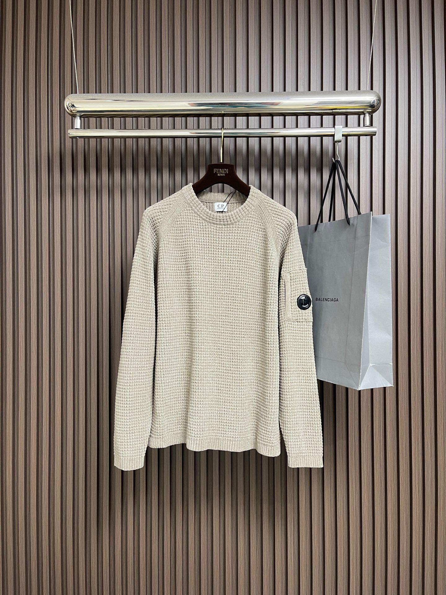 NO:654221,CP Company round neck knitted long-sleeved sweater, custom-woven and custom-dyed customer-supplied yarn, the fabric properties are all high-quality, processed by mercerization process, the fabric has a high gloss, the mesh structure is fine and natural, the comfort and breathability are perfect, the tactile experience is self-evident, the ultimate luxury enjoyment. Sizes S-M-L S size bust 112, length 69 M size, bust 116, length 70, L size bust 120  Length 71,,sweaters,alexander wang19860909CP Company 圆领针织长袖毛衣,定织定染客供纱线,面料属性皆为上乘,采用丝光工艺处理,面料光泽度极高,网眼结构细腻自然,舒适性与透气性完美兼备,触感体验不言而喻,奢华极致享受.尺码S-M-L S码胸围112 衣长69 M码 胸围116 衣长70 L码胸围120 衣长71,,sweaters,alexander wang,Men's clothing