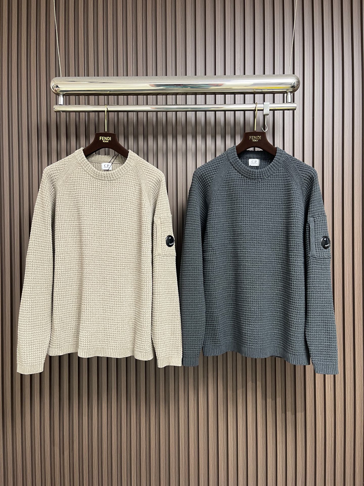 🛒🛒CP ComPany 圆领针织长袖毛衣，定织定染客供纱线，面料属性皆为上乘，采用丝光工艺处理，面料光