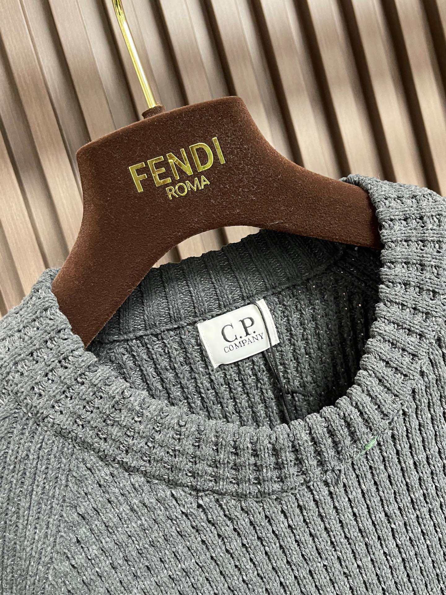 🛒🛒CP ComPany 圆领针织长袖毛衣，定织定染客供纱线，面料属性皆为上乘，采用丝光工艺处理，面料光