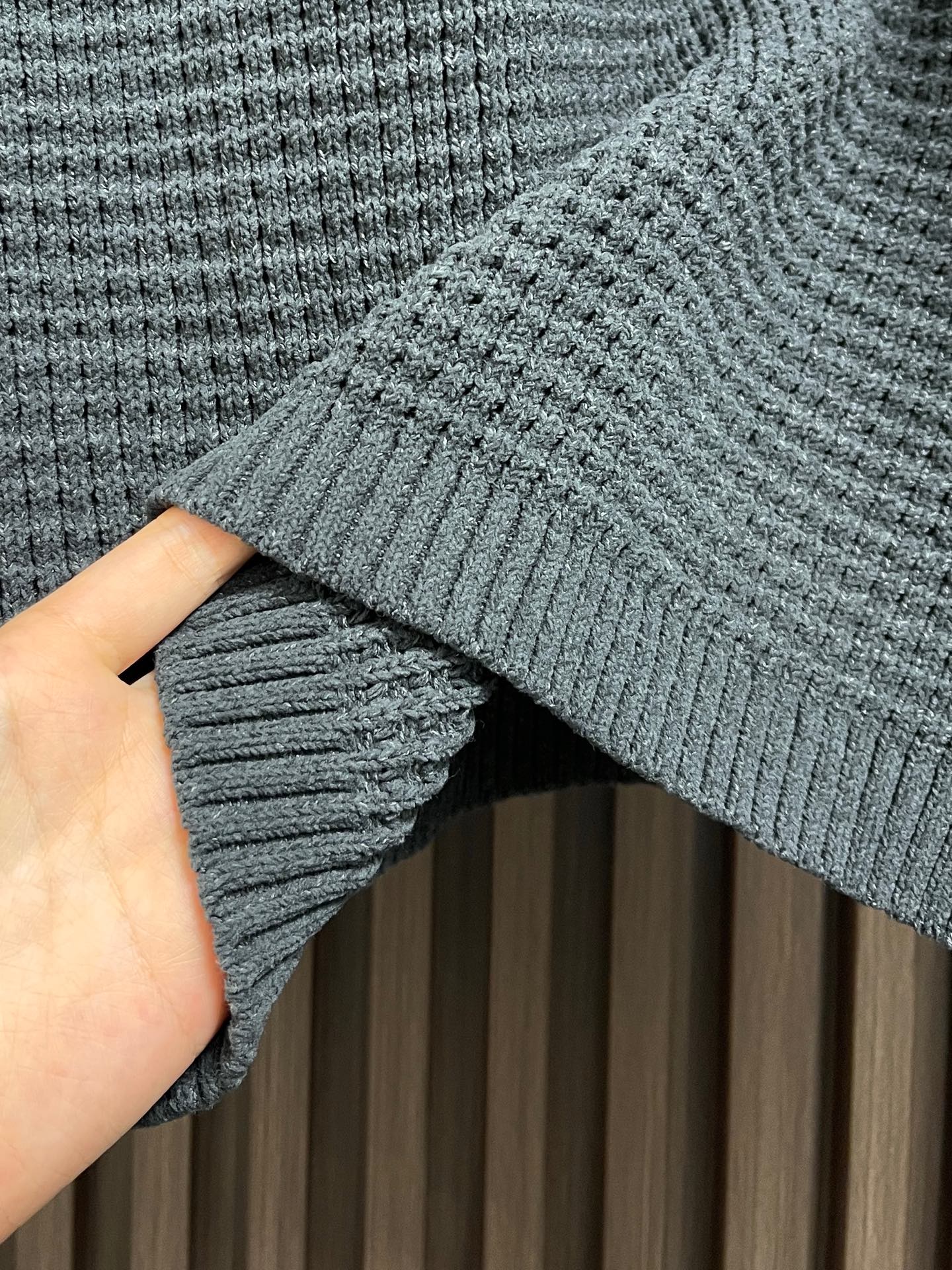 🛒🛒CP ComPany 圆领针织长袖毛衣，定织定染客供纱线，面料属性皆为上乘，采用丝光工艺处理，面料光