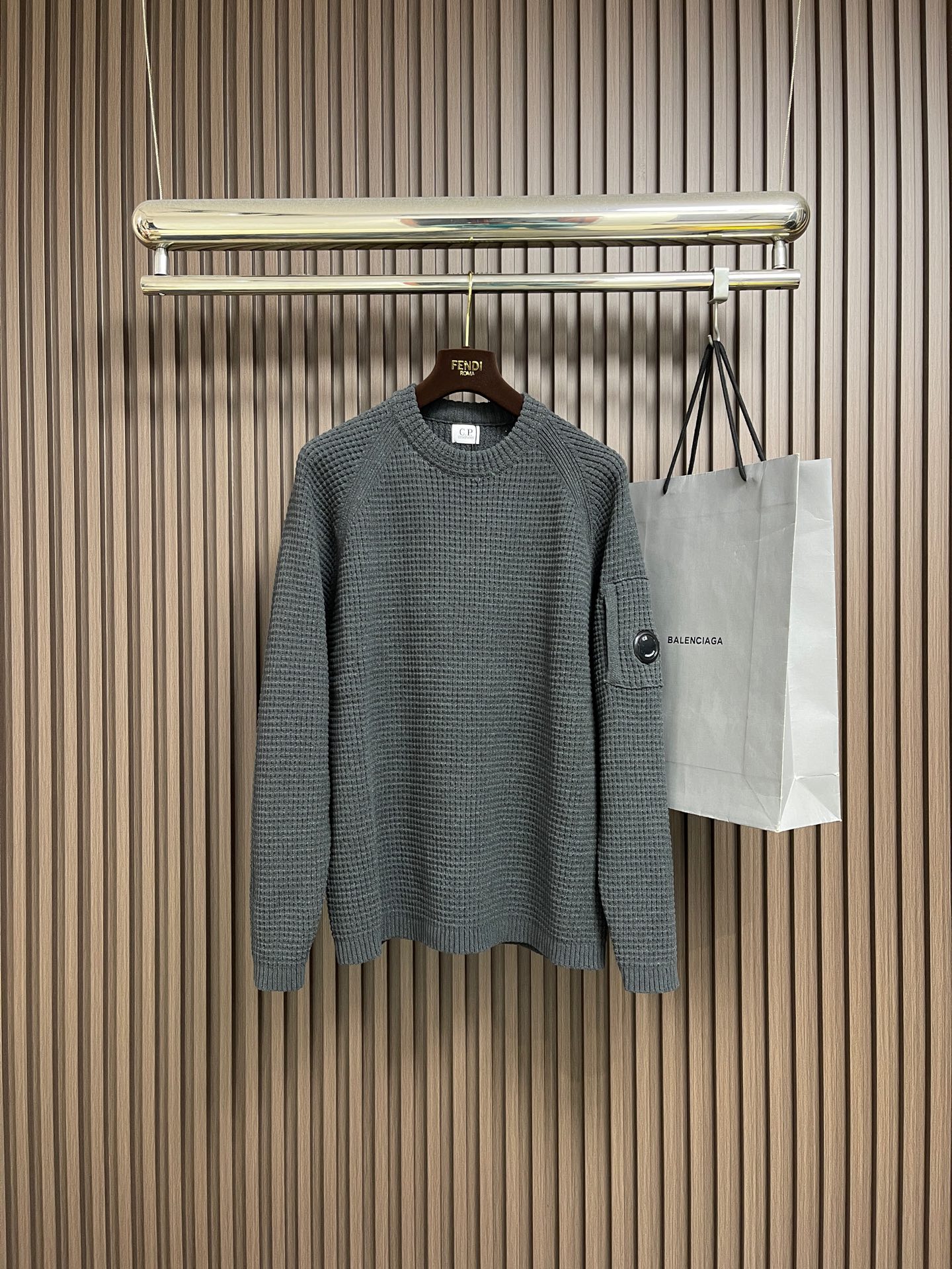 🛒🛒CP ComPany 圆领针织长袖毛衣，定织定染客供纱线，面料属性皆为上乘，采用丝光工艺处理，面料光