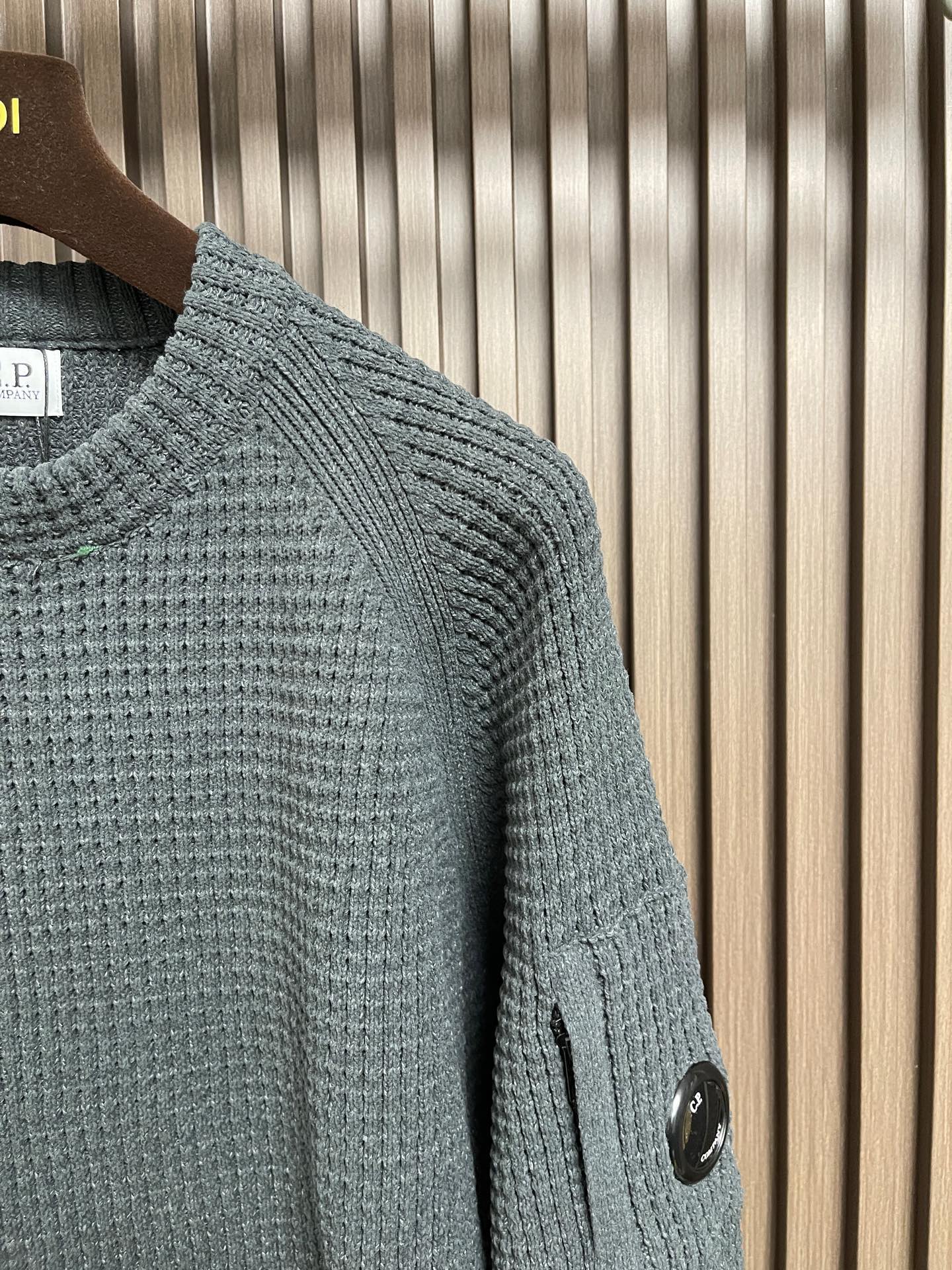 🛒🛒CP ComPany 圆领针织长袖毛衣，定织定染客供纱线，面料属性皆为上乘，采用丝光工艺处理，面料光