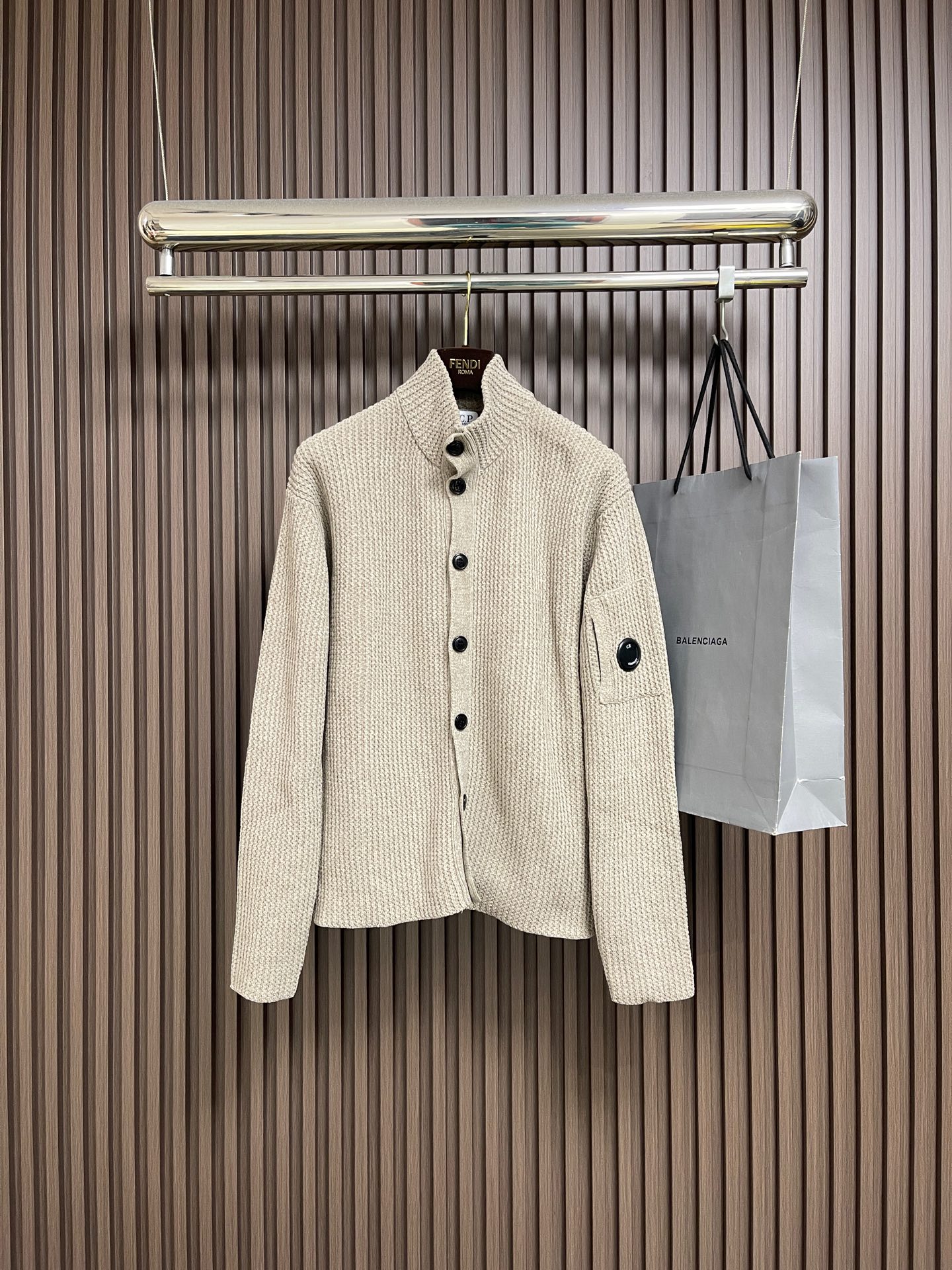 NO:654217,CP Company stand-up collar knitted long-sleeved sweater cardigan jacket, custom-woven and custom-dyed yarn supplied by customers, the fabric properties are all high-quality, processed with mercerization process, the fabric is extremely glossy, the mesh structure is fine and natural, the comfort and breathability are perfect, the tactile experience is self-evident, the ultimate luxury enjoyment. Sizes S-M-L S size shoulder width 51, chest size 112, length 66 M size, shoulder width 52, chest size 116, length 67  Size L, shoulder width 53, bust 120, length 68, jackets & coats, sweaters, alexander wang19860909CP Company 立领针织长袖毛衣开衫外套,定织定染客供纱线,面料属性皆为上乘,采用丝光工艺处理,面料光泽度极高,网眼结构细腻自然,舒适性与透气性完美兼备,触感体验不言而喻,奢华极致享受.尺码S-M-L S码肩宽51 胸围112 衣长66 M码 肩宽52 胸围116 衣长67 L码肩宽53 胸围120 衣长68,,jackets & coats,sweaters,alexander wang,Men's clothing