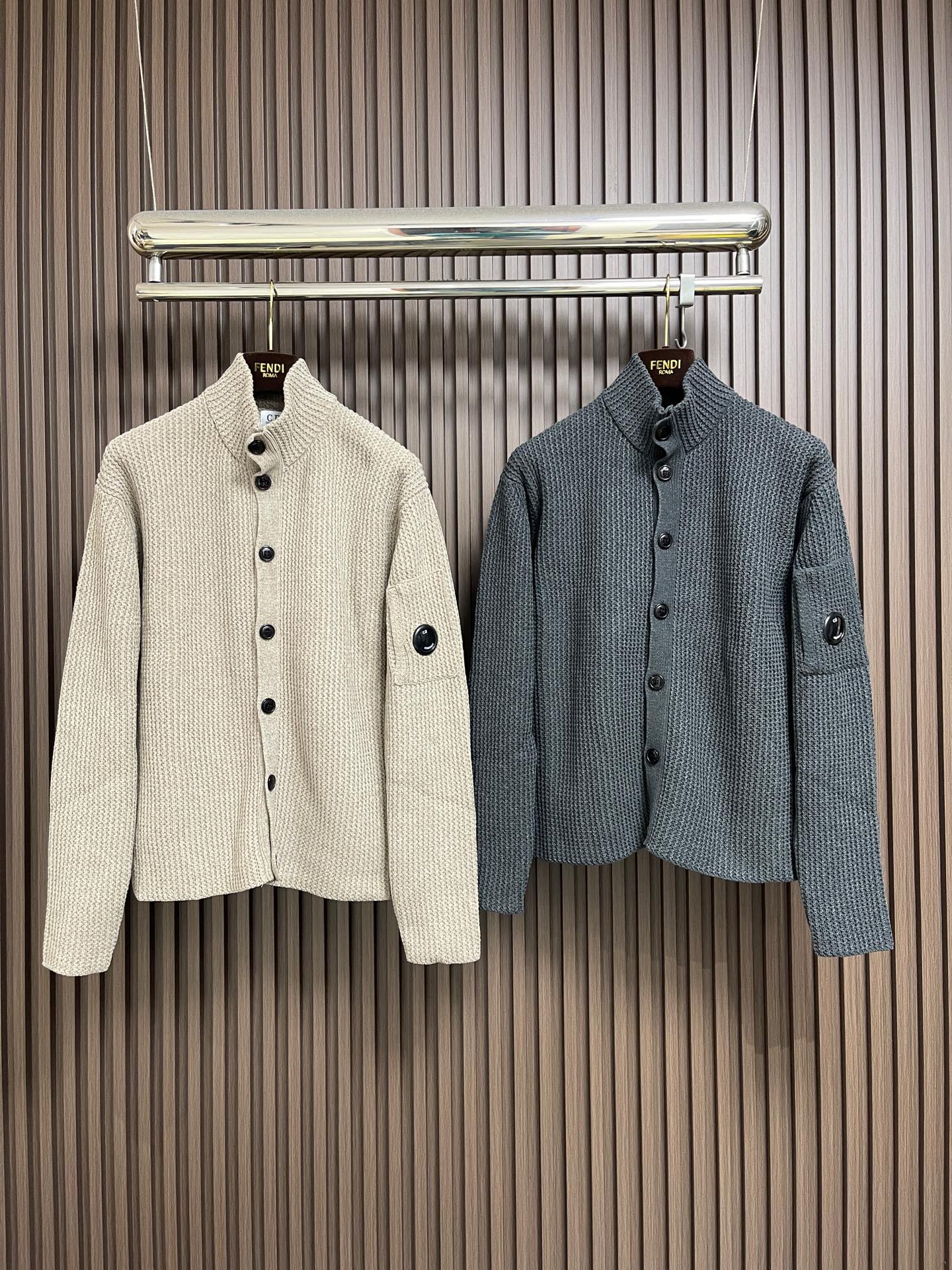 ￼ 🛒🛒CP ComPany 立领针织长袖毛衣开衫外套，定织定染客供纱线，面料属性皆为上乘，采用丝光工艺