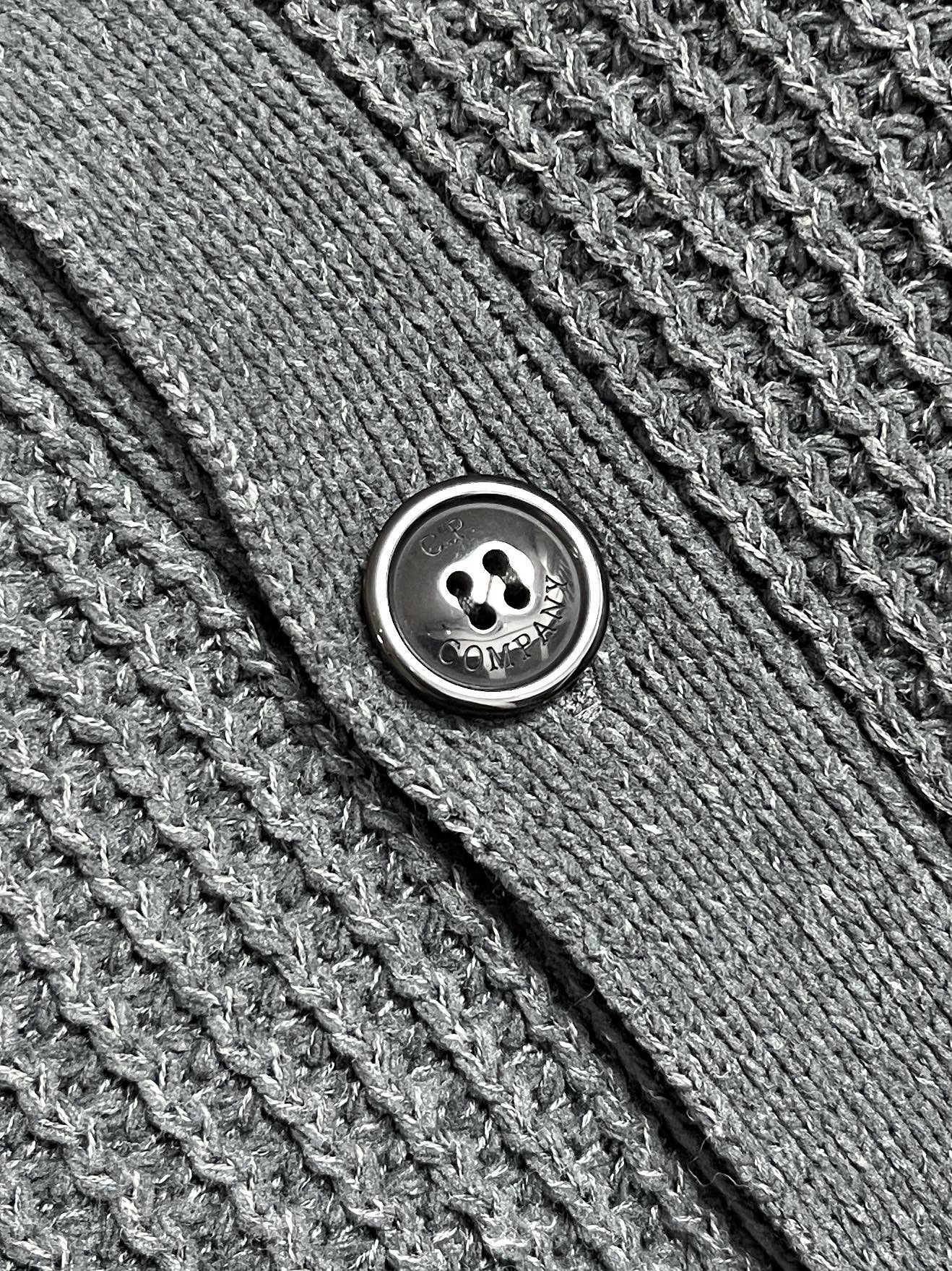 ￼ 🛒🛒CP ComPany 立领针织长袖毛衣开衫外套，定织定染客供纱线，面料属性皆为上乘，采用丝光工艺