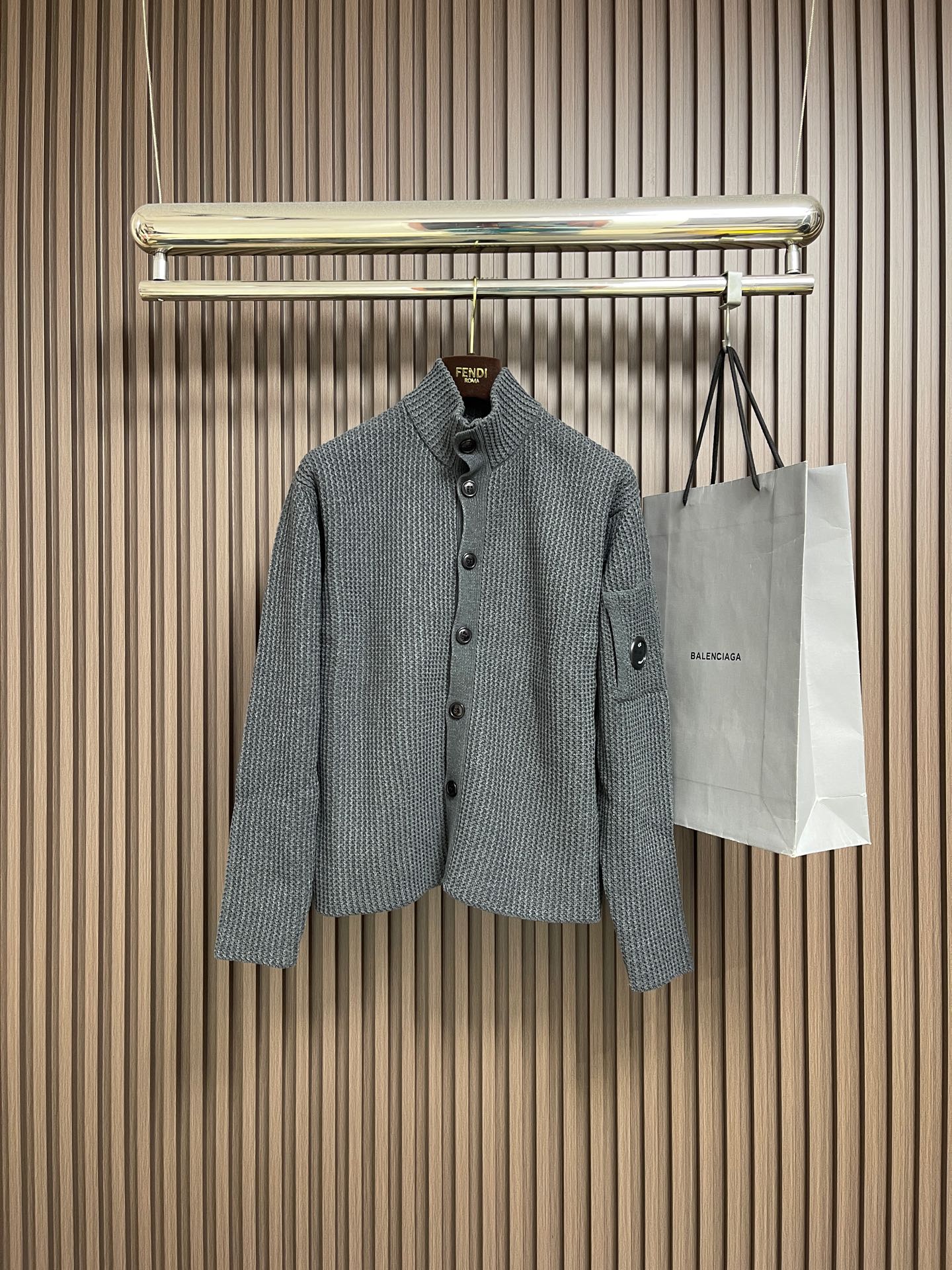 NO:654213,CP Company stand-up collar knitted long-sleeved sweater cardigan jacket, custom-woven and custom-dyed yarn supplied by customers, the fabric properties are all high-quality, processed with mercerization process, the fabric is extremely glossy, the mesh structure is fine and natural, the comfort and breathability are perfect, the tactile experience is self-evident, the ultimate luxury enjoyment. Sizes S-M-L S size shoulder width 51, chest size 112, length 66 M size, shoulder width 52, chest size 116, length 67  Size L, shoulder width 53, bust 120, length 68, jackets & coats, sweaters, alexander wang19860909CP Company 立领针织长袖毛衣开衫外套,定织定染客供纱线,面料属性皆为上乘,采用丝光工艺处理,面料光泽度极高,网眼结构细腻自然,舒适性与透气性完美兼备,触感体验不言而喻,奢华极致享受.尺码S-M-L S码肩宽51 胸围112 衣长66 M码 肩宽52 胸围116 衣长67 L码肩宽53 胸围120 衣长68,,jackets & coats,sweaters,alexander wang,Men's clothing