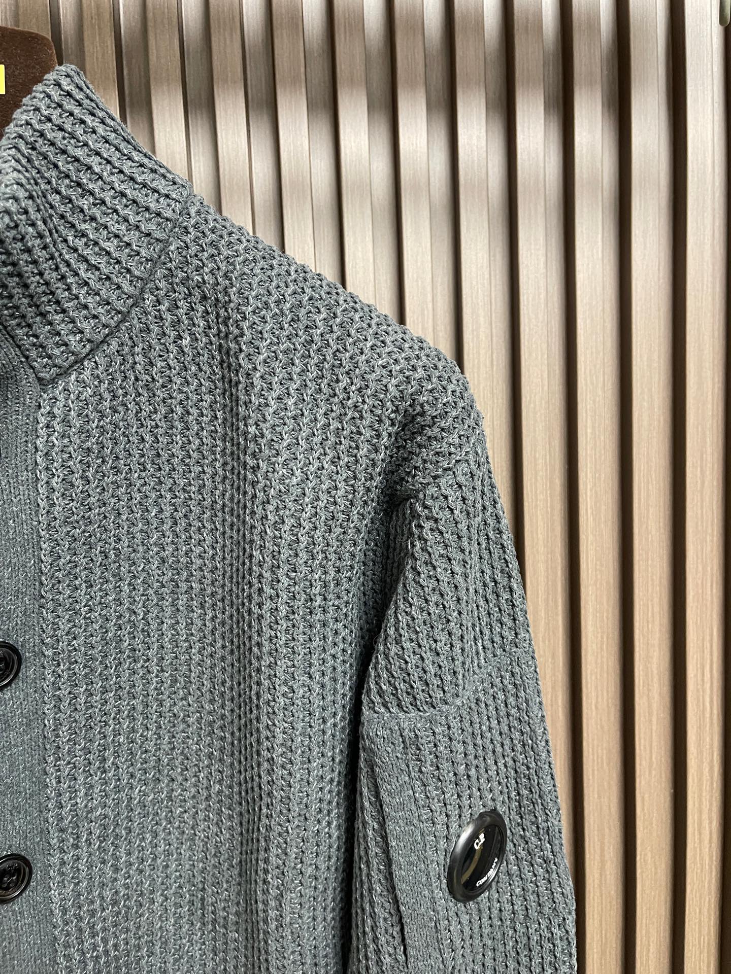 ￼ 🛒🛒CP ComPany 立领针织长袖毛衣开衫外套，定织定染客供纱线，面料属性皆为上乘，采用丝光工艺