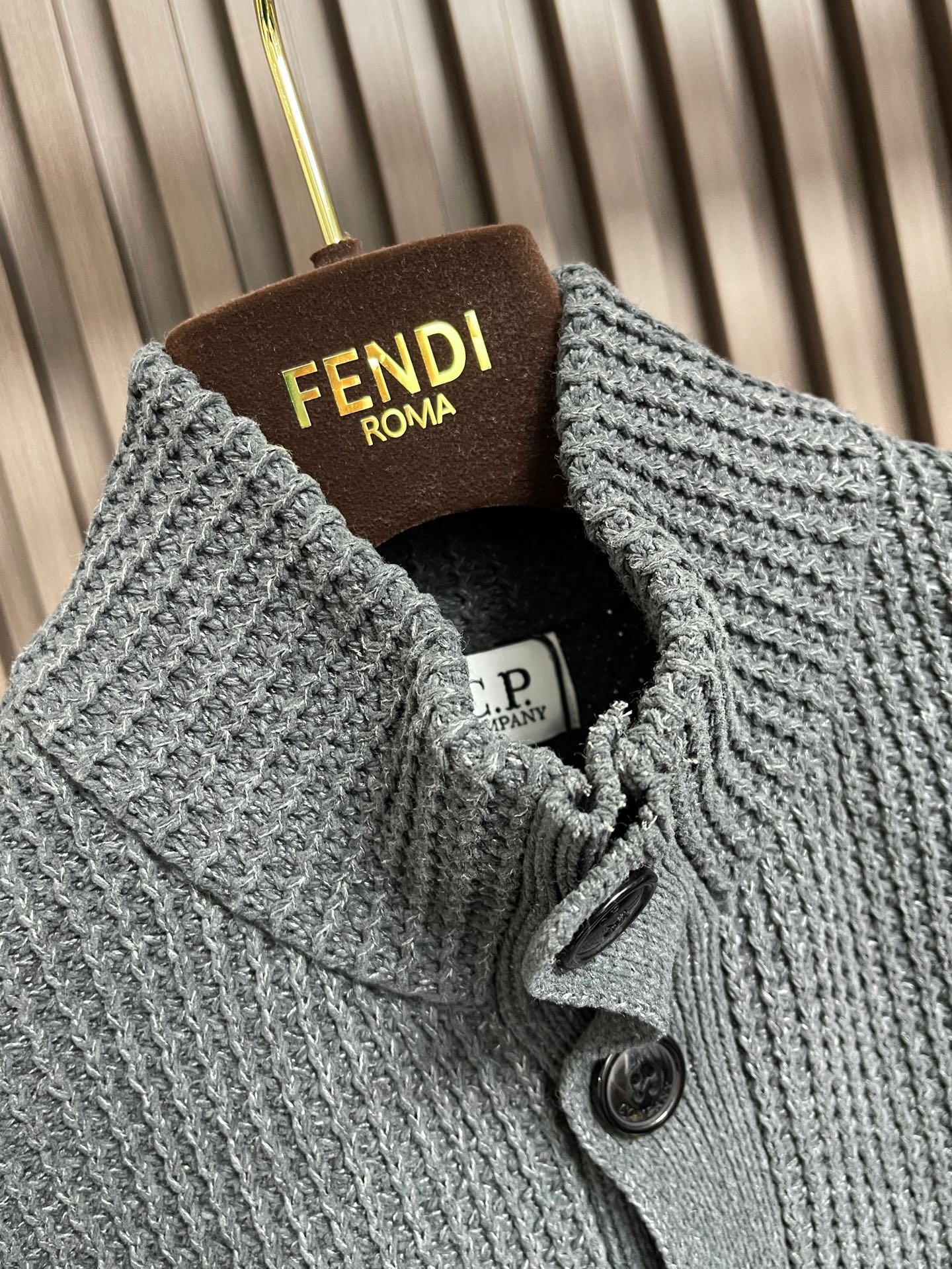 ￼ 🛒🛒CP ComPany 立领针织长袖毛衣开衫外套，定织定染客供纱线，面料属性皆为上乘，采用丝光工艺