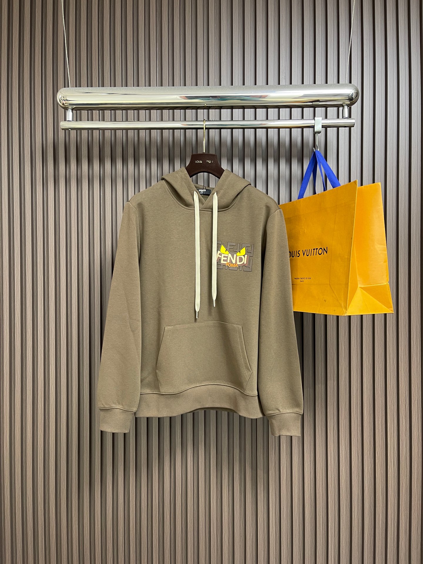 NO:681665,Tops pants Fendi 2025Fw  The little monster eyes printed hooded sweatshirt and sweatpants set is made of high-quality cotton brushed fabric to ensure a comfortable and skin-friendly wearing experience. The simple design and just the right loose fit create an effortless fashion sense. The brand's iconic monster elements are reinterpreted with exquisite craftsmanship.  Cleverly focusing on the expressive little eyes, the finishing touch of the monster eye design becomes the visual focus of the sweater. Combined with the scattered FF suede elements as the background, the yellow monster eyes are highlighted, lifelike and full of interesting expressions. Size M-3XL  Sweatshirt M size Length 67 Bust 112 Shoulder width 42.7 Large Length 68 Bust 116 Shoulder width 43.9  Length 98 L, Waist 80 Hips 114 Length 99 XL, Waist 84, Hips 116, Length 100 XXL, Waist 88, Hips 118, Length 10119860909上衣 裤子 Fendi 2025Fw 小怪兽眼睛印花连帽卫衣卫裤套装,采用高品质棉质磨毛面料,确保舒适亲肤的穿着体验,简约的设计与恰到好处的宽松版型,打造不费力的时髦感.以精湛工艺重新演绎品牌标志性怪兽元素,巧妙聚焦于那双充满表现力的小眼,点睛之笔的怪兽小眼设计成为卫衣的视觉焦点.结合错落有别的FF麂皮绒元素作为背景,更突出黄色怪兽眼睛,栩栩如生且充满趣味表情.尺码M-3XL 卫衣 M码 衣长67 胸围112 肩宽42.7 L码 衣长68 胸围116 肩宽43.9 XL码衣长69 胸围 肩宽45.1 XXL码 衣长70 胸围124 肩宽46.3 XXXL码 衣长71 胸围128肩宽47.5 裤子 M码腰围76 臀围112 裤长98 L码 腰围80 臀围114 裤长99 XL码 腰围84 臀围116 裤长100 XXL码腰围88 臀围118 裤长101 XXXL码 腰围92 臀围 裤长102,,fendi,hoodie,sweatshirts,chamois leather,hats,,Men's clothing