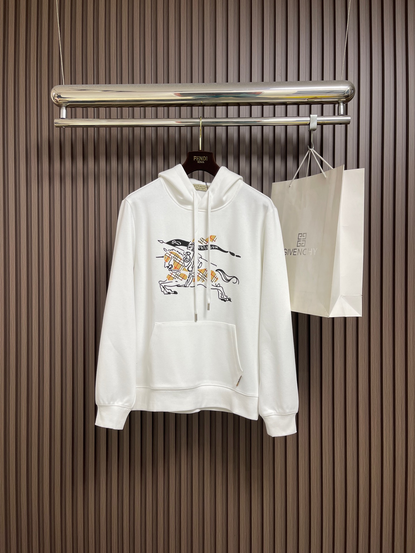 NO:654258,Burberry 2025Fw knight war horse printed hooded sweatshirt, selected from high-quality cotton, using internal brushing technology, with a rich velvet feel, soft and skin-friendly, and upgraded warmth retention. Clean lines, not bulky. Fine workmanship, not easy to deform after long-term wear. The war horse on the chest is color matched, the color is saturated, and the lines are neat. Sizes M-3XL, burberry, hoodie, sweatshirts, hats, alexander wang19860909Burberry 2025Fw 骑士战马印花连帽卫衣,精选优质棉,采用内部磨毛工艺,拉起丰富绒感,触感软糯亲肤,保暖性升级.线条利落,不臃肿.做工精细,久穿不易变形.胸前战马以色彩搭配,色彩饱和,线条利落.尺码M-3XL,,burberry,hoodie,sweatshirts,hats,alexander wang,Men's clothing