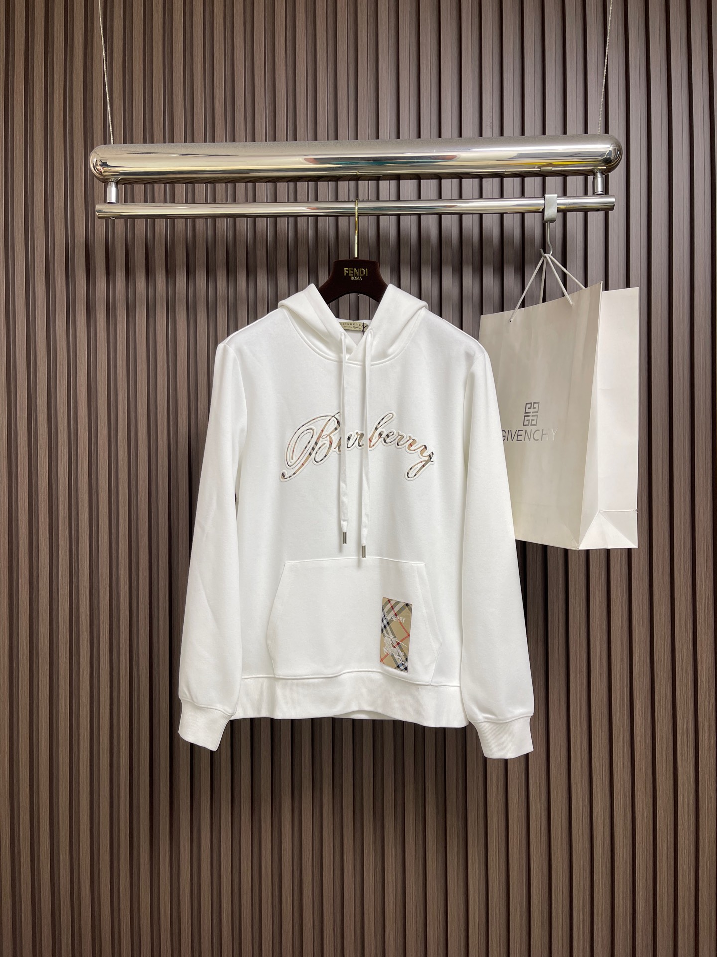 NO:654263,Burberry 2025FW new autumn and winter hooded sweatshirt with artistic font logo logo, classic war horse label embellishment on the hem, double stitching on the collar and sleeves on the shoulders, simple design style, straight cut, casual fit. Sizes M-3XL,, burberry, hoodie, sweatshirts, hats, alexander wang19860909Burberry 2025FW 秋冬新款艺术字体logo标识连帽卫衣,下摆经典战马标签点缀,衣领和衣袖肩膀处双走线,简单设计款式,直筒剪裁 休闲版型.尺码M-3XL,,burberry,hoodie,sweatshirts,hats,alexander wang,Men's clothing