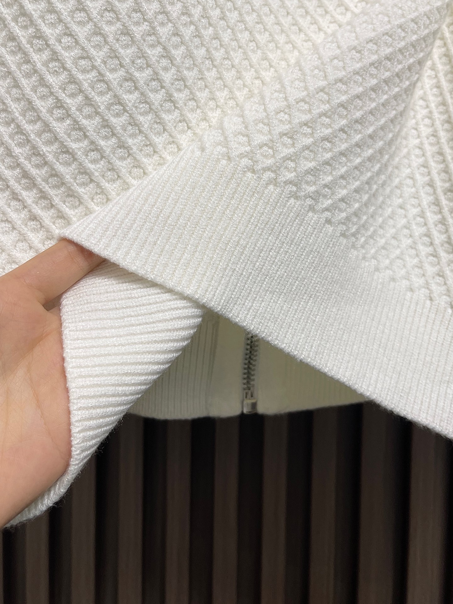 🛒🛒Loewe 2025sAnagram提花拉链针织毛衣，羊毛混纺面料．衣身低调却超有辨识度，立体纹理！