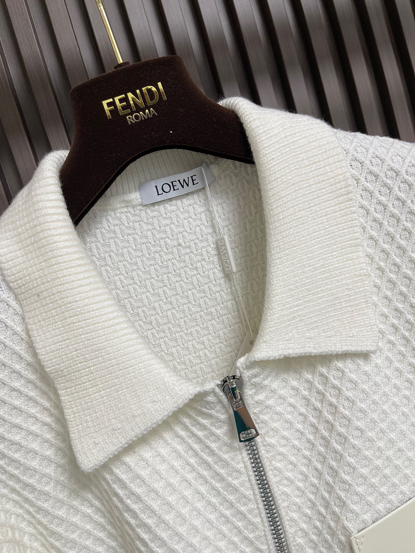 🛒🛒Loewe 2025sAnagram提花拉链针织毛衣，羊毛混纺面料．衣身低调却超有辨识度，立体纹理！