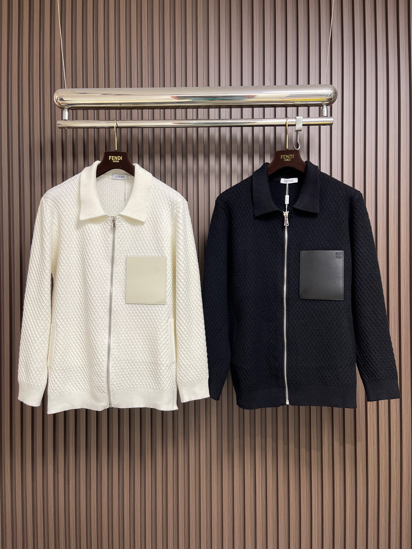 🛒🛒Loewe 2025sAnagram提花拉链针织毛衣，羊毛混纺面料．衣身低调却超有辨识度，立体纹理！