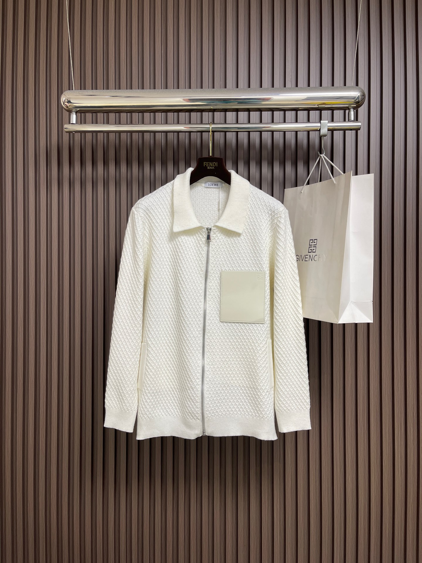 NO:683142,Loewe 2025sAnagram jacquard zipper knitted sweater, wool blend fabric.  The body is low-key yet highly recognizable, with three-dimensional texture!  Left chest Anagram embossed leather patch + silver zipper, full marks for details. High-quality knitted fabric, soft and comfortable, classic lapel design, can be easily worn in casual or formal wear~ Sizes M-3XL M size Length 66 Bust 100 Shoulder width 40 L size Length 68 Bust 104 Shoulder width 42 XL size Length 70 Bust 108 Shoulder width 44 XXL size Length 72  Bust 112, shoulder width 46, XXXL size, dress length 74, bust 116, shoulder width 48,,loewe,sweaters,19860909Loewe 2025sAnagram提花拉链针织毛衣,羊毛混纺面料．衣身低调却超有辨识度,立体纹理！左胸 Anagram压印皮革贴饰＋银色拉链,细节满分计.高品质针织面料,柔软舒适,经典翻领设计,休闲 or正装都能轻松驾驭～尺码M-3XL M码 衣长66 胸围100肩宽40 L码 衣长68 胸围104肩宽42 XL码衣长70 胸围108肩宽44 XXL码 衣长72 胸围112肩宽46 XXXL码 衣长74 胸围116肩宽48,,loewe,sweaters,,Men's clothing