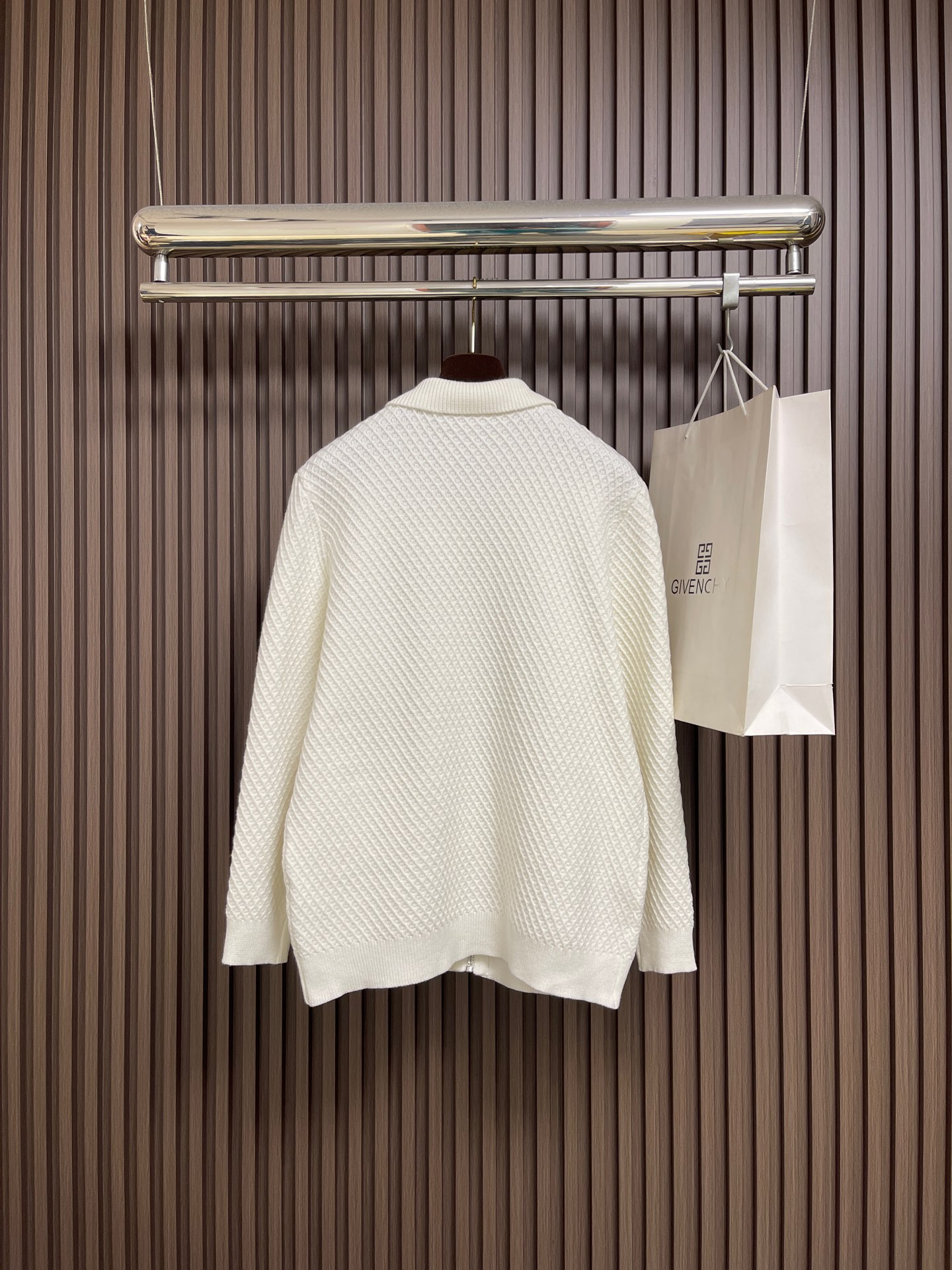 🛒🛒Loewe 2025sAnagram提花拉链针织毛衣，羊毛混纺面料．衣身低调却超有辨识度，立体纹理！