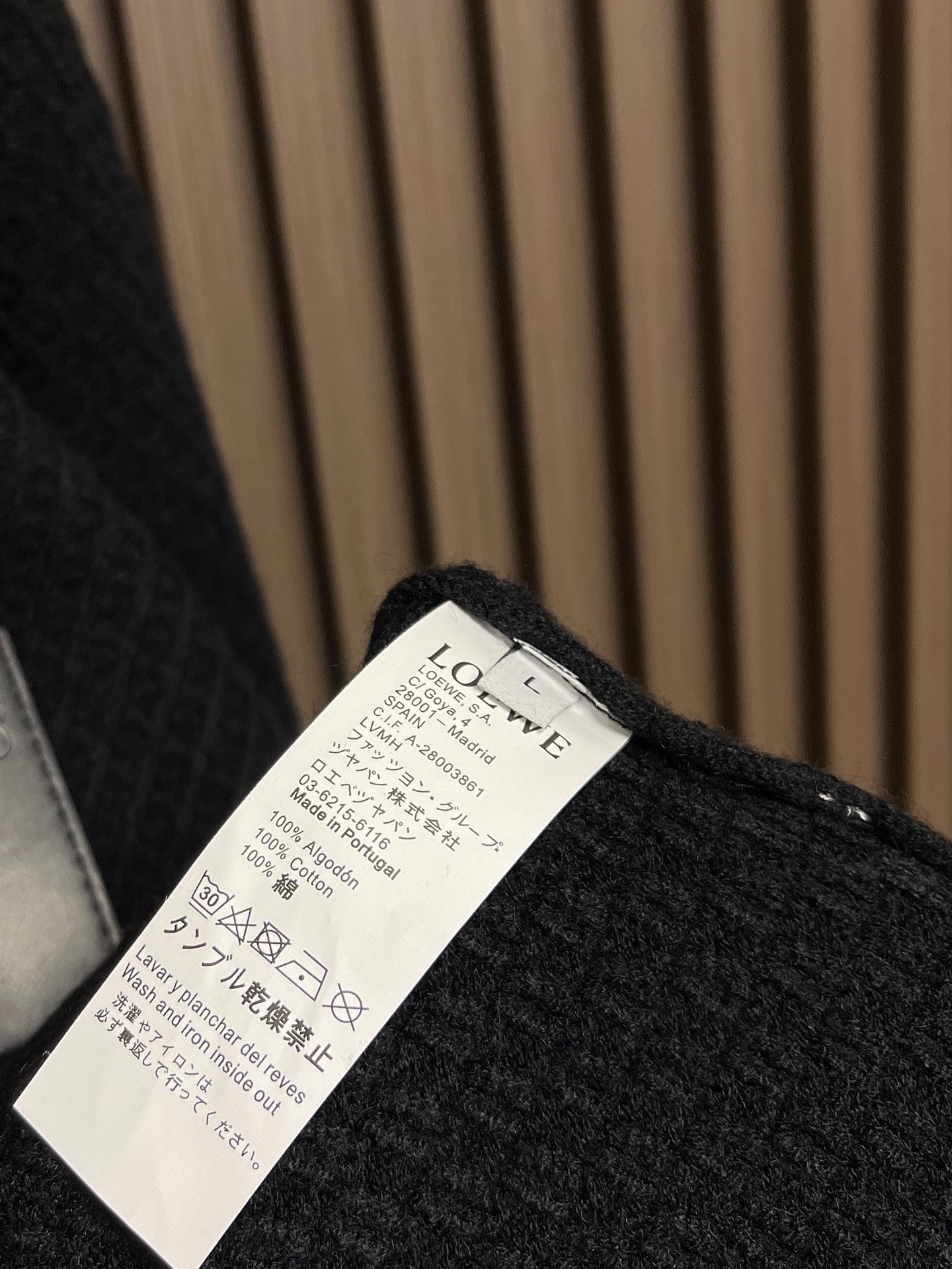 🛒🛒Loewe 2025sAnagram提花拉链针织毛衣，羊毛混纺面料．衣身低调却超有辨识度，立体纹理！